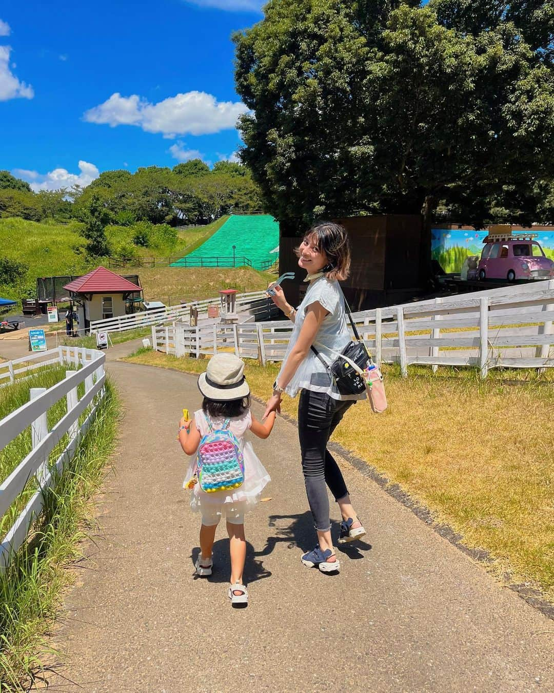 寺本愛美さんのインスタグラム写真 - (寺本愛美Instagram)「夏休み。長くて 短くて 暑かったー。 まだ 気が抜けて 抜けきりすぎてました ただいまー。 おつかれさまです。 * * 夏休みらしい夏。 引きこもりつつ 出かけつつ 久しぶりに チビ美とたくさんの時間をすごせて ケンカもしたけど← (すごいどうでもいいことで ふんってしがち) 楽しくすごせました。 5歳っていう年齢もあるのか 行けるとこもできることも 一緒に楽しめることが ぐーんと増えた気がする。 もう終わってだいぶたっちゃうけど まだまだ暑いし チビ美のお誕生月でもある夏はいろんなところに行って満喫してきました。 写真いっぱい撮ってきたし 見て 聞いてほしいー！！！ * まずは おそろい服とヘアピンリンクで出かけた日。 親子2世代で推してる。 まじ好き。 ずっと行きたかった場所。」9月14日 7時31分 - terami0128