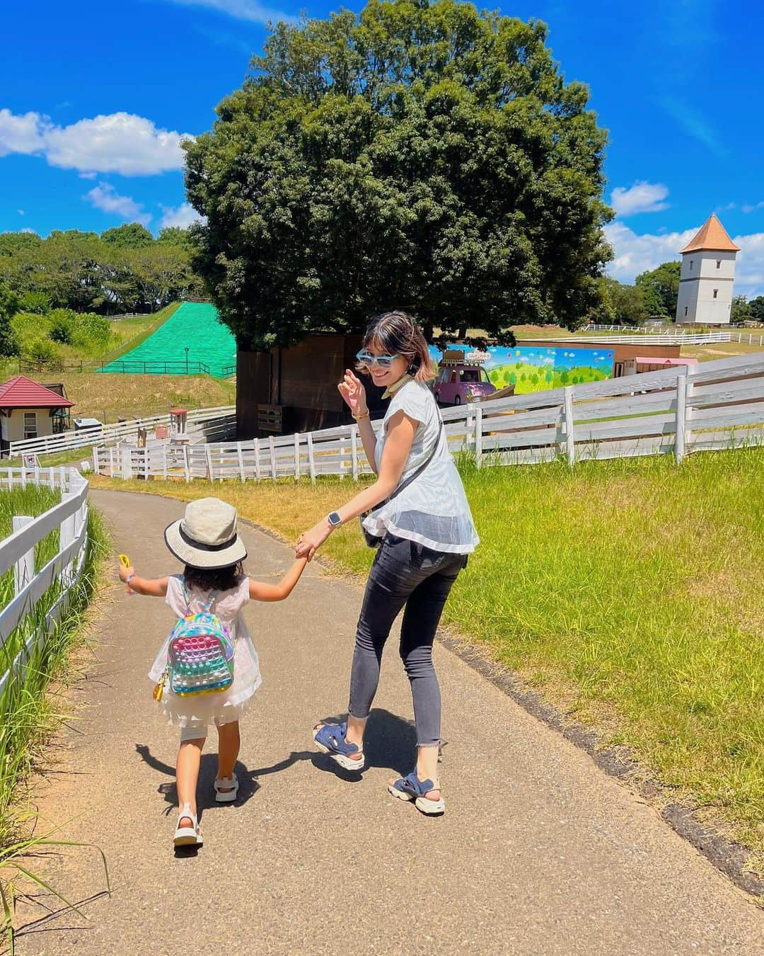 寺本愛美さんのインスタグラム写真 - (寺本愛美Instagram)「夏休み。長くて 短くて 暑かったー。 まだ 気が抜けて 抜けきりすぎてました ただいまー。 おつかれさまです。 * * 夏休みらしい夏。 引きこもりつつ 出かけつつ 久しぶりに チビ美とたくさんの時間をすごせて ケンカもしたけど← (すごいどうでもいいことで ふんってしがち) 楽しくすごせました。 5歳っていう年齢もあるのか 行けるとこもできることも 一緒に楽しめることが ぐーんと増えた気がする。 もう終わってだいぶたっちゃうけど まだまだ暑いし チビ美のお誕生月でもある夏はいろんなところに行って満喫してきました。 写真いっぱい撮ってきたし 見て 聞いてほしいー！！！ * まずは おそろい服とヘアピンリンクで出かけた日。 親子2世代で推してる。 まじ好き。 ずっと行きたかった場所。」9月14日 7時31分 - terami0128