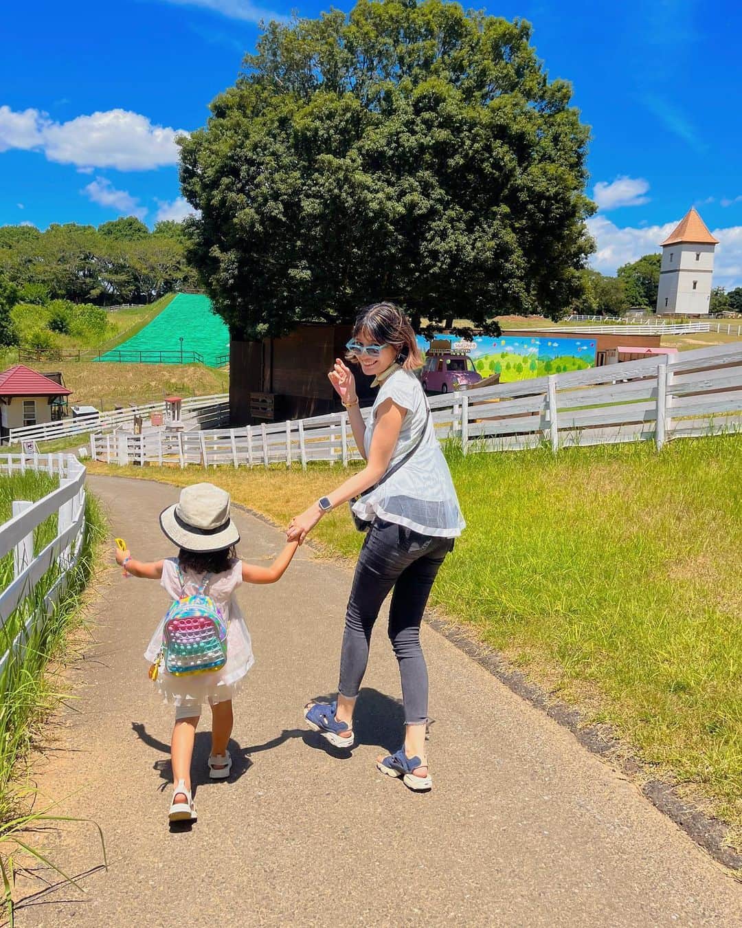 寺本愛美のインスタグラム：「夏休み。長くて 短くて 暑かったー。 まだ 気が抜けて 抜けきりすぎてました ただいまー。 おつかれさまです。 * * 夏休みらしい夏。 引きこもりつつ 出かけつつ 久しぶりに チビ美とたくさんの時間をすごせて ケンカもしたけど← (すごいどうでもいいことで ふんってしがち) 楽しくすごせました。 5歳っていう年齢もあるのか 行けるとこもできることも 一緒に楽しめることが ぐーんと増えた気がする。 もう終わってだいぶたっちゃうけど まだまだ暑いし チビ美のお誕生月でもある夏はいろんなところに行って満喫してきました。 写真いっぱい撮ってきたし 見て 聞いてほしいー！！！ * まずは おそろい服とヘアピンリンクで出かけた日。 親子2世代で推してる。 まじ好き。 ずっと行きたかった場所。」