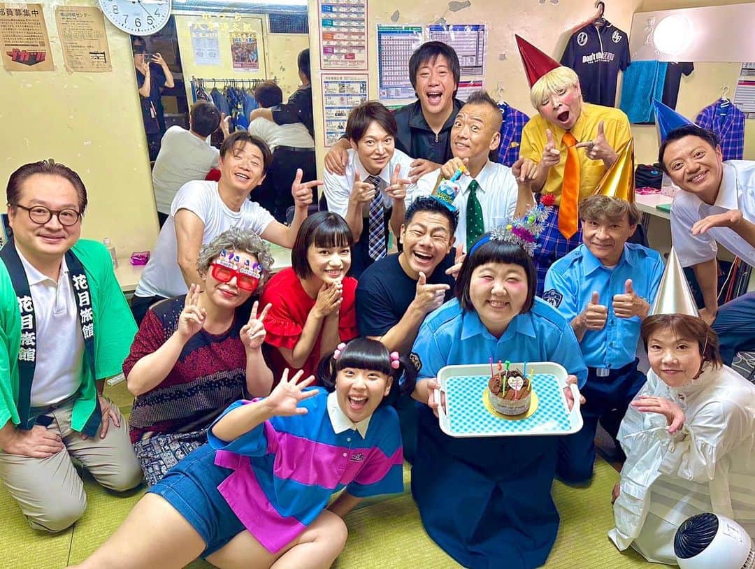 酒井藍のインスタグラム：「. 私事ですが、9月10日に誕生日を迎えました🙇‍♀️  たくさんのメッセージや、プレゼントもありがとうございました🙏  ありがたい事に、出番が一緒の皆さんにも、お祝いして頂きまして、とても幸せな誕生日を過ごさせて頂きました😭 祇園花月のスタッフさんもハッピーバースデー小道具用意してくださったり、照明さんが緞帳の裏に素敵なサプライズをしてくださったり、皆さんの優しさに包まれておりました🥹✨ うれピーーーーーー🥹 皆様、今年も、どうぞヨロピクお願いします🙇‍♀️‼︎‼︎‼︎‼︎‼︎‼︎」