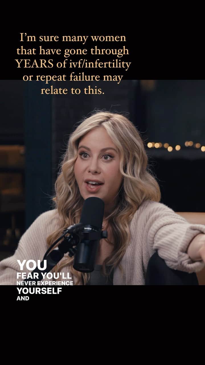タラ・リピンスキーのインスタグラム：「How many of you can relate to this subject?   I think there is conversation to be had around normalizing these feelings and not creating more shame for women/couples going through infertility. I’ve had people say “oh I would just be happy for my friends, that’s just me” OF COURSE I am happy for my friends (duh) but these reminders and events can be triggering because they are reminding me of this crazy fear that infertility specifically chose me and we would never reach that next phase of a building a family. At times I needed to isolate and tried not to think of what was happening at the time. Being reminded can really affect your emotions.  Also for me it took awhile to be triggered. It took 4 failed retrievals and a miscarriage, for others they experience infertility and loss for years…it’s not something that happens overnight. It’s ok to find boundaries to keep sane through these difficult times.   My advice is until you experience it yourself it’s hard to explain how scared so many women and couples are about their current situation, it’s not that they aren’t happy for you.  Link in bio to hear more from our latest episode of the UNEXPECTING podcast.   #infertility #babyshowers #pregnancyannouncement #ivf  #ivfjourney #miscarriage #pregnancy #ttc」