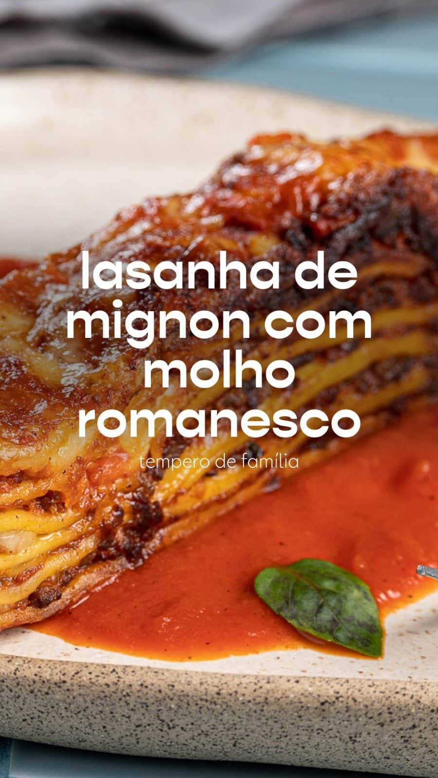 のインスタグラム：「RODRIGO HILBERT (@rodrigohilbert), MATHEUS COSTA (@itsmatheuscosta) e ALICE preparam LASANHA DE MIGNON COM MOLHO ROMANESCO | Tempero de Família, toda sexta-feira, às 21h30!   INGREDIENTES Azeite  2 dentes de alho descascado e picado na ponta da faca 1 cebola descascada e picada na ponta da faca 100g de bacon picado na ponta da faca 500g filé mignon picado na ponta da faca 1 ½ xícara de chá de passata  ½ xícara de chá de leite integral 1 limão siciliano (raspas) 550g de massa de lasanha Sal e pimenta-do-reino a gosto 1 punhado de folhinhas de manjericão a gosto 350g de queijo minas meia cura ralado 80g de queijo parmesão ralado Fio de azeite e uma colher de café de manteiga (para grelhar a fatia de lasanha)  #lasanhademignon #molhoromanesco #lasanhademignonmolhoromanesco #temperodefamílianognt #rodrigohilbert #matheuscosta #receitas」