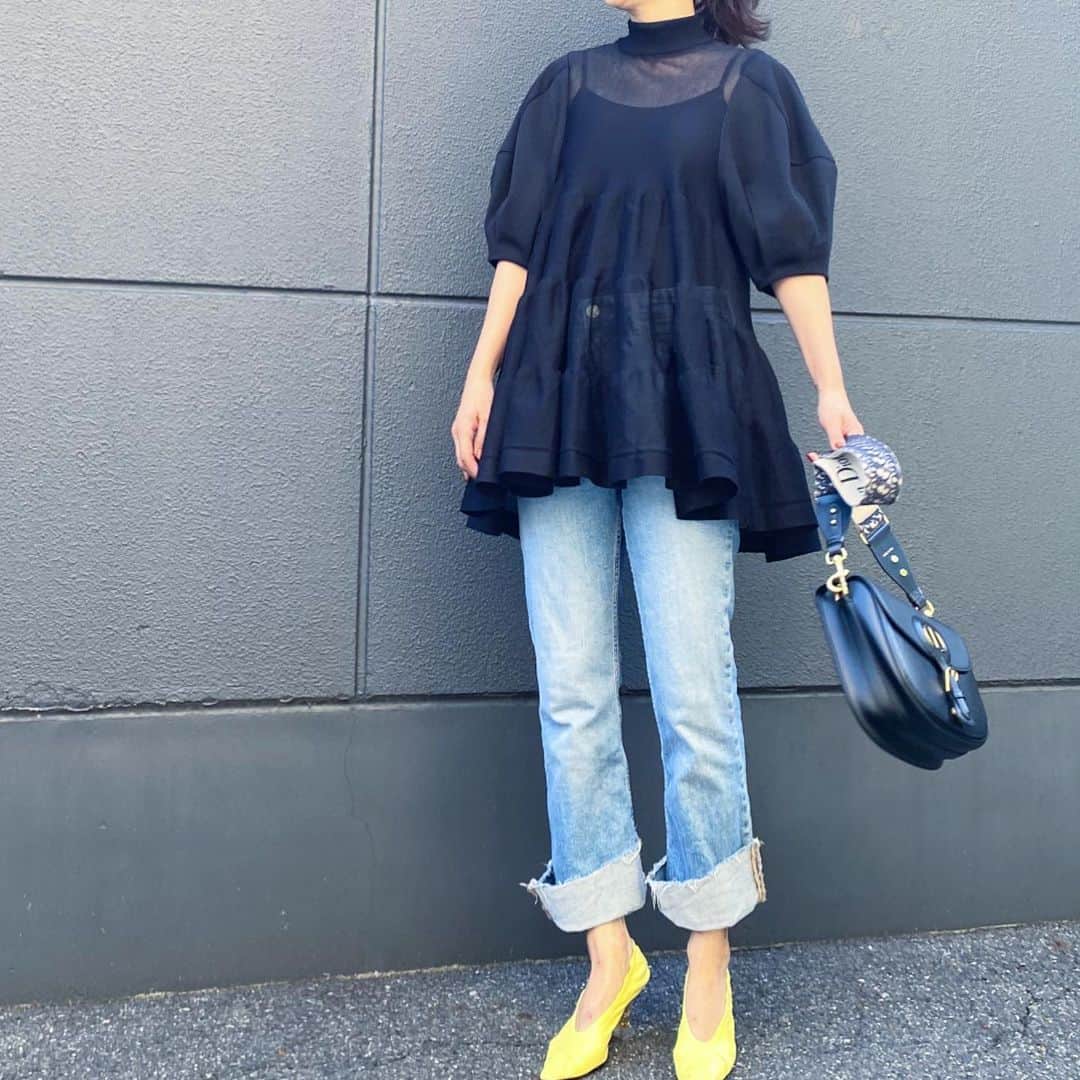 のインスタグラム：「. 展示会ですぐに購入を決めた シアーティアードニット✨ 透け感があるのでまだ暑い日も着られるし、 こだわりのティアードデザインで どの角度から見てもふんわり素敵♡ @adore_jp   . . #アドーア  #adore #アラカンコーデ  #大人カジュアル  #大人かわいい  #dior #bottegaveneta」
