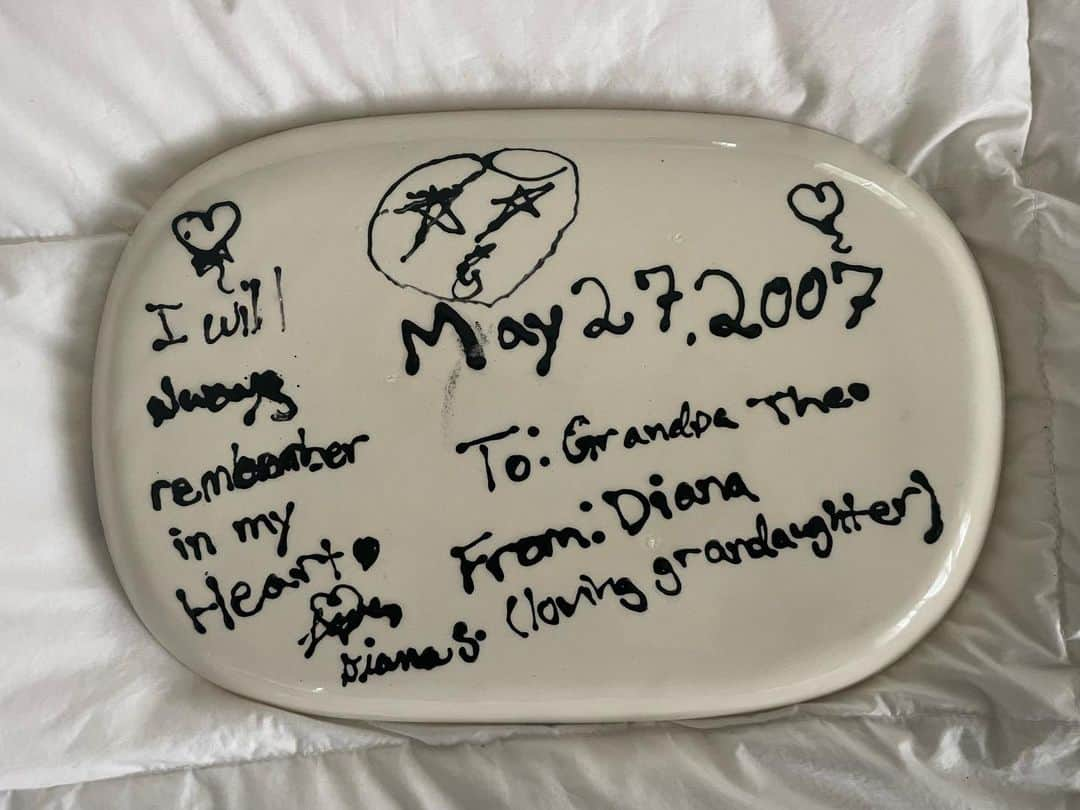 ダイアナ・シルバーズさんのインスタグラム写真 - (ダイアナ・シルバーズInstagram)「a homemade gift for grandpa. i miss him very much. i have no memory making this but it’s got my signature so it must have been me 🦉」9月14日 7時58分 - dianasilverss