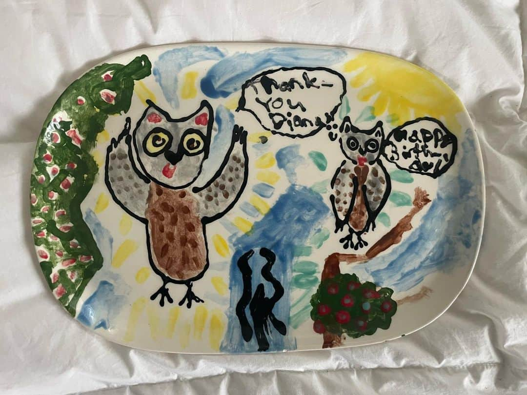 ダイアナ・シルバーズのインスタグラム：「a homemade gift for grandpa. i miss him very much. i have no memory making this but it’s got my signature so it must have been me 🦉」