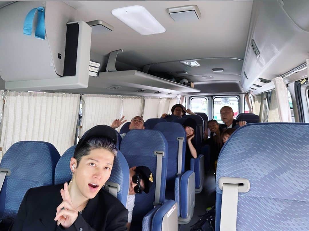雅-MIYAVI-のインスタグラム：「School trip vibes 🚌  京都行きの〜バスが〜発車〜します  #遠足バイブス #後ろ暗すぎてごめん #てか俺のせいじゃないし #おやつは300円まで #バナナ含む」