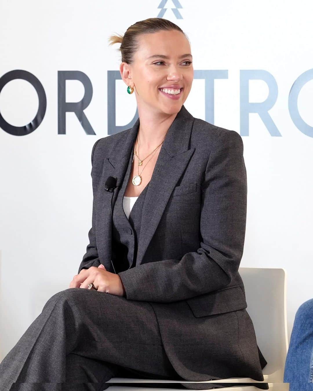 Just Jaredさんのインスタグラム写真 - (Just JaredInstagram)「Scarlett Johansson suits up in a grey Mango powersuit for a Q&A panel at Nordstrom in support of her skincare line, The Outset #ScarlettJohansson Photos: Getty」9月14日 8時08分 - justjared