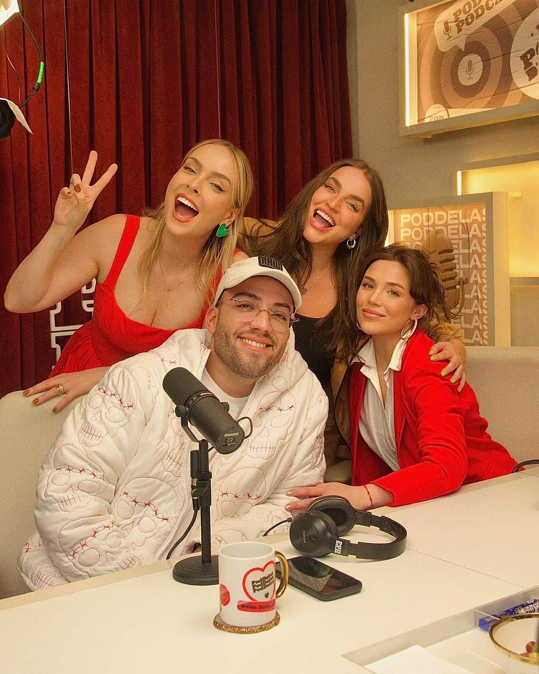 Bruna Unzuetaのインスタグラム：「🚨ATENÇÃO! A internet voltou e já estamos ao vivoooo com a @mariana e com o @lucasranngel ❤️❤️」