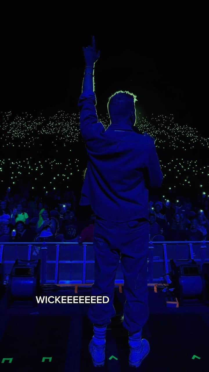 スコット・ホアイングのインスタグラム：「CITIZENS OF IRVINE! Something has changed within me since singing this with y’all! 🥹✨🫶🏻 Thank you for an iconic night!」