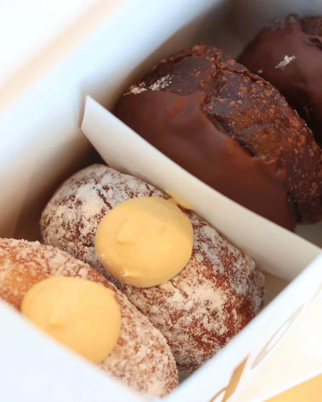 宮本笑里さんのインスタグラム写真 - (宮本笑里Instagram)「遅ればせながら…やっと。 ふわふわもちもち🥹  罪な美味しさ。  #imdonut  #sweets #tokyo #あまいもの #甘党 #生ドーナツ @i.m.donut」9月14日 8時18分 - emirimiyamoto