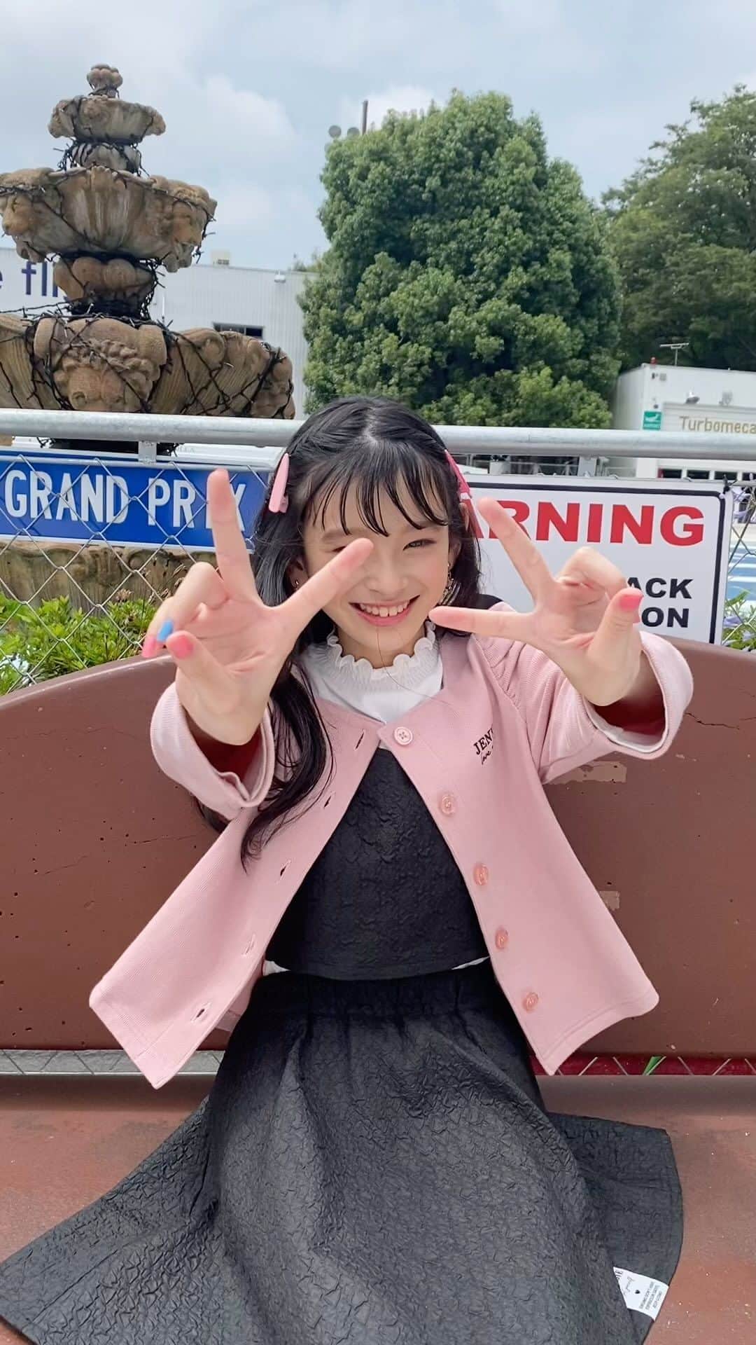 のインスタグラム：「完売サイズ続出…かわいいもんね⸜❤︎⸝‍  新作はすぐに着たい！でも暑い！！そんな時でもロンTとビスチェが別々になるから半袖に合わせてすぐに着れちゃう¨̮♡⃛𝗛𝗮𝗽𝗽𝘆♡⃛¨̮  カーディガンも大活やくしそう🤍  #jennilove  #ジェニィラブ #末永ひなた #ニコプチ」