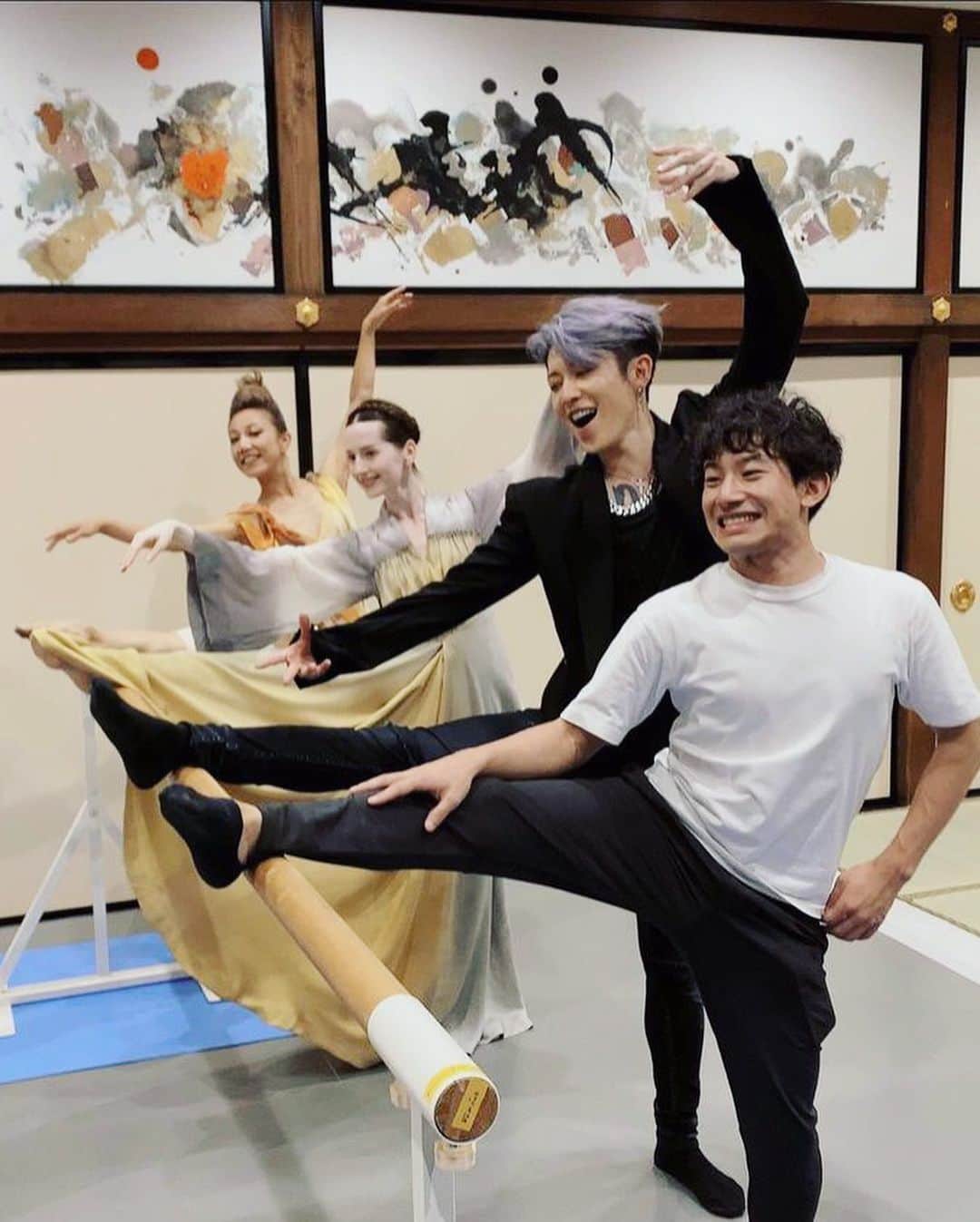 雅-MIYAVI-さんのインスタグラム写真 - (雅-MIYAVI-Instagram)「Exclusive ballet class in Kyoto   サムライバレリーノ目指します  💃  #大石バレエ教室 #上野くんちょっと硬め #ナターシャさん余裕 #てかこういうバレリーナいそう #💃」9月14日 8時22分 - miyavi_ishihara