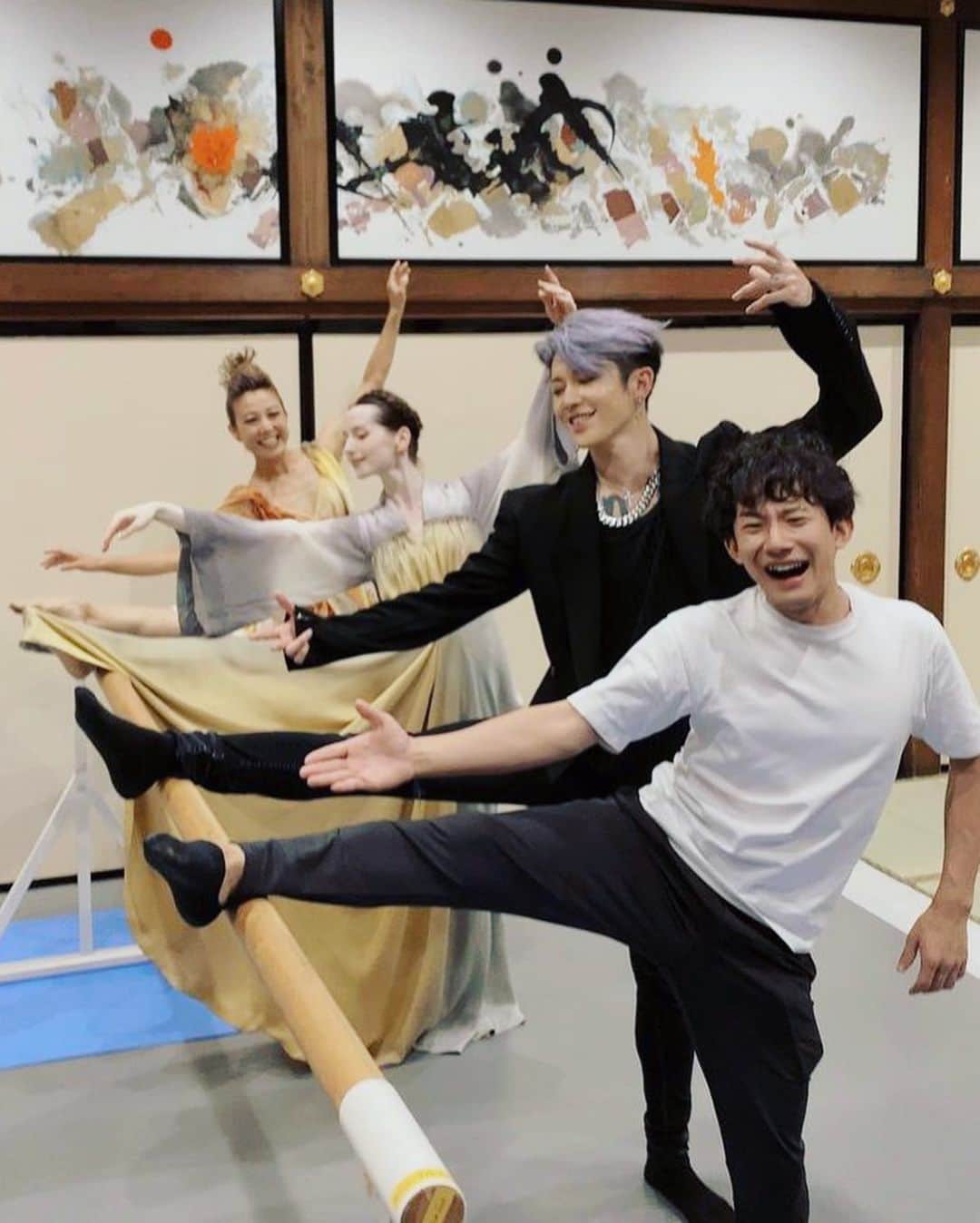 雅-MIYAVI-のインスタグラム：「Exclusive ballet class in Kyoto   サムライバレリーノ目指します  💃  #大石バレエ教室 #上野くんちょっと硬め #ナターシャさん余裕 #てかこういうバレリーナいそう #💃」