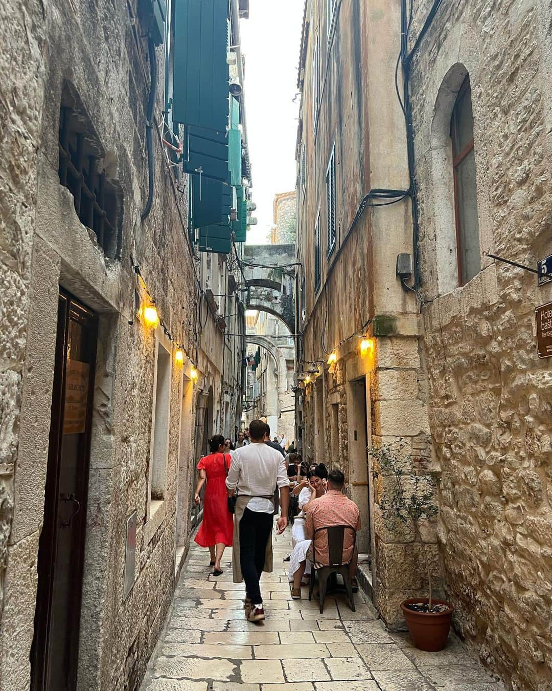 Manamiさんのインスタグラム写真 - (ManamiInstagram)「Šibenik → Split 🏛️🌴  スプリットはクロアチア第2の都市で 宮殿の上に作られた旧市街全体が世界遺産✨  旧市街の海側のプロムナードにヤシの木がズラッと並んでて 人が多くて昼も夜もずっと賑わっていて 他の街とはまた雰囲気が全然違くて theリゾート地って感じ🌴🌞❤️‍🔥  映画の中にいるみたいで どこを歩いていてもキュンキュンした🥺💘  ⚠️スプリトは街の決まりがたくさんあって 罰金300€(約¥45,000)👨🏼‍✈️」9月14日 8時23分 - manashika