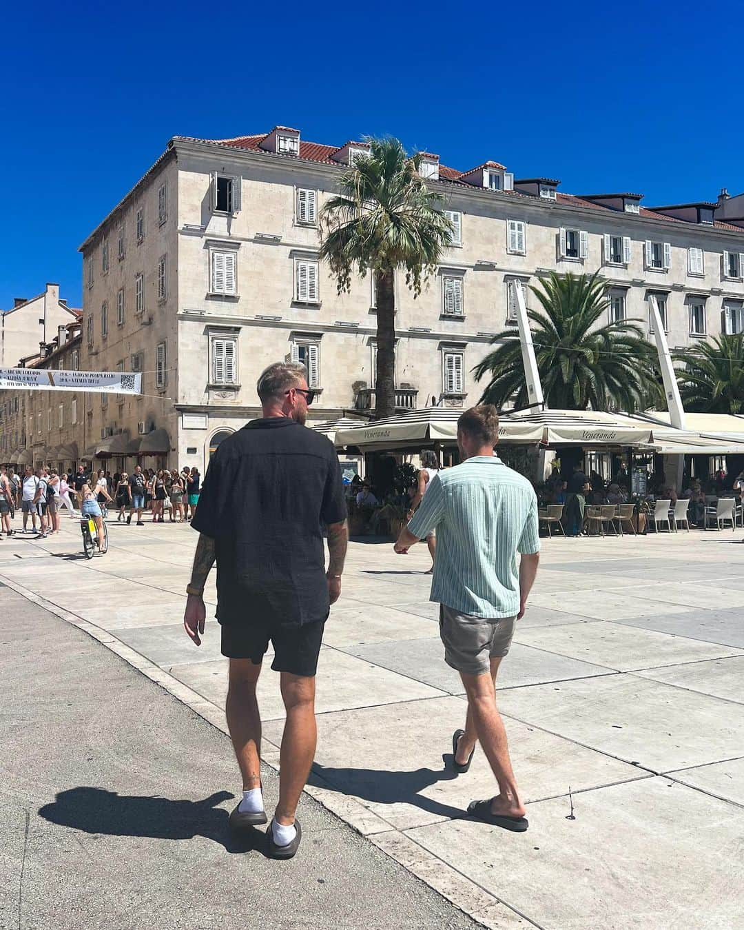 Manamiさんのインスタグラム写真 - (ManamiInstagram)「Šibenik → Split 🏛️🌴  スプリットはクロアチア第2の都市で 宮殿の上に作られた旧市街全体が世界遺産✨  旧市街の海側のプロムナードにヤシの木がズラッと並んでて 人が多くて昼も夜もずっと賑わっていて 他の街とはまた雰囲気が全然違くて theリゾート地って感じ🌴🌞❤️‍🔥  映画の中にいるみたいで どこを歩いていてもキュンキュンした🥺💘  ⚠️スプリトは街の決まりがたくさんあって 罰金300€(約¥45,000)👨🏼‍✈️」9月14日 8時23分 - manashika