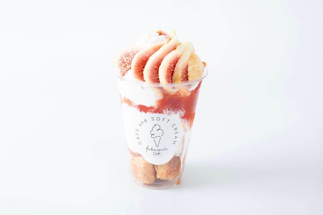 Toru Tsuchieさんのインスタグラム写真 - (Toru TsuchieInstagram)「今日の和菓子はねりきりで作った #秋桜 です。 ねりきりとは白餡に餅や芋を混ぜて作った和菓子で 茶道 で使われる「主菓子」の一種です。 #撮影 用に製作しました。  なんとなく秋っぽくなってきました。 @fukusendo_cafe のパフェソフトメニューを #モンブラン と #無花果 になります。  当店で和菓子職人さんとして頑張っている 伊藤さんちのおじいちゃんが作っている無花果を使っています。  かき氷は終了とさせていただきます。  フェイスブックページのいいね！もよろしくお願いします。 https://www.facebook.com/shishisu/  日本和菓子培训讲座接受请求。 Japanese Wagashi #Training #Seminar is accepting requests. Today's wagashi is #cosmos with Nerikiri. Nerikiri is a Japanese unbaked cake based on white bean jam mixing and kneading rice cake, sugar, starch syrup. Is a kind of "Jounamagashi" as used in the tea ceremony. The sweets I've made for the shooting. #福泉堂  #上生菓子 #和菓子 #練切 #煉切 #ねりきり #カフェ #instadaily #器 #sweets #パフェ #wagashi #foodstagram #和菓子好き #日本 #Japon #canon #japaneseconfectioneries  #culture」9月14日 8時27分 - choppe_tt