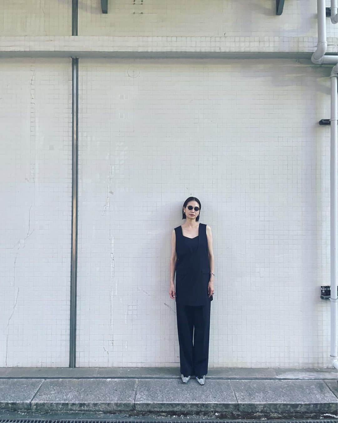 二ノ宮和佳子のインスタグラム：「🖤🪩🖤 ノースリーブにブーツ (みえてないけど) 好きな合わせ  チュニックをビックシャツと合わせて、 ミニワンピとしても着たいな 秋は、ファッションが楽しい♡  まだまだ暑いけど、徐々に秋へシフト中です  #khaite #aewenmatoph」