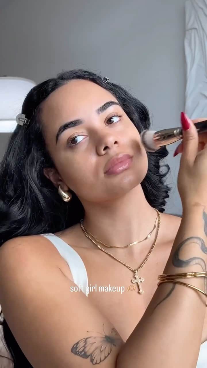 のインスタグラム：「In our soft girl era. 💘 In love with @aaliyacooll’s everyday makeup routine, featuring 🆕 Studio Radiance Serum-Powered Foundation alongside best-sellers M·A·CStack Mascara, Glow Play Blush and Clear Lipglass. What M·A·C products are in your everyday routine?   🏷️ #MACStudioRadiance」
