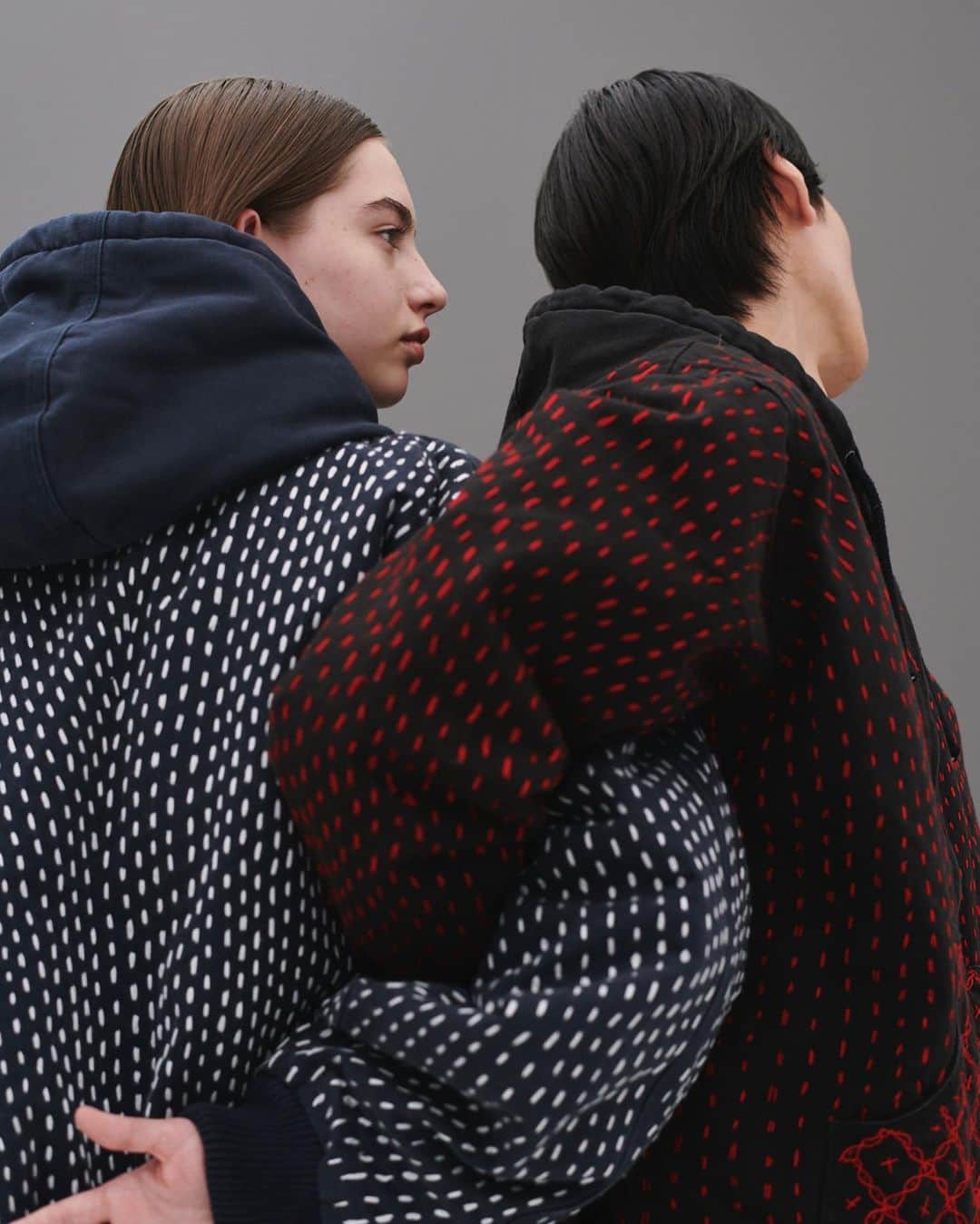 ヨシオクボのインスタグラム：「"どうすれば、捨てられない服を作れるのか"  というデザインのお題はなかなか難航する しかし、自分が感じる大切にする服や布というのは、機械では無く一点一点を手で作り上げ、作る工程の重さを伝える事では無いかと考えた バングラデシュでもう一度命を宿す PHOENIX LABORATORY PROJECT ついにお披露目する  LUCUA1100 9月15日(金)－21日(木) 〒530-8558 大阪府大阪市北区梅田3-1-3 LUCUA1100 2階  阪急うめだ本店 10月11日(水)－17日(火) 〒530-8350 大阪府大阪市北区角田町8番7号 阪急百貨店 3階 SOMETHING GOOD STUDIO」