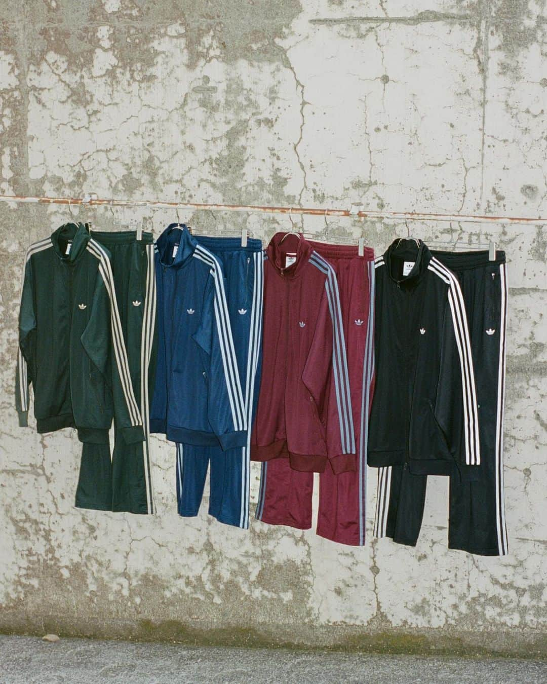 BEAUTY&YOUTH UNITED ARROWSさんのインスタグラム写真 - (BEAUTY&YOUTH UNITED ARROWSInstagram)「人気トラックスーツ「BECKENBAUER TRACKSUIT」の新色＆過去人気色が登場。  60年代に登場したベッケンバウアートラックスーツは長年にわたり愛され続け、そのタイムレスなルックスは今もなお進化を続ける。本モデルは70年代のアーカイブモデルをデザインソースに、日本で開発されたエクスクルーシブモデル。控えめなロゴを胸位置より低く配置し、現代のスタイルに合わせたビッグシルエットを採用しており、クラシックなトラックスーツに仕上がっています。  【9月15日(金)発売】  ＜adidas Originals＞ TRACK TOP ¥13,200- ※ジャケット黒のみ9月下旬発売となります。 TRACK PANTS ¥11,000-  ※オンラインストアは後日販売予定となっております。 ※ワイン、ネイビーに関しては一部店舗での展開となります。詳しくはお近くの店舗にお問い合わせください。  #BEAUTYANDYOUTH #ビューティーアンドユース #UNITEDARROWS #ユナイテッドアローズ #adidasoriginals  #アディダス  #トラックジャケット  #トラックパンツ  #2023  —BY STORE ACCOUNT— MEN @beautyandyouth_men_store」9月14日 8時52分 - beautyandyouth_official