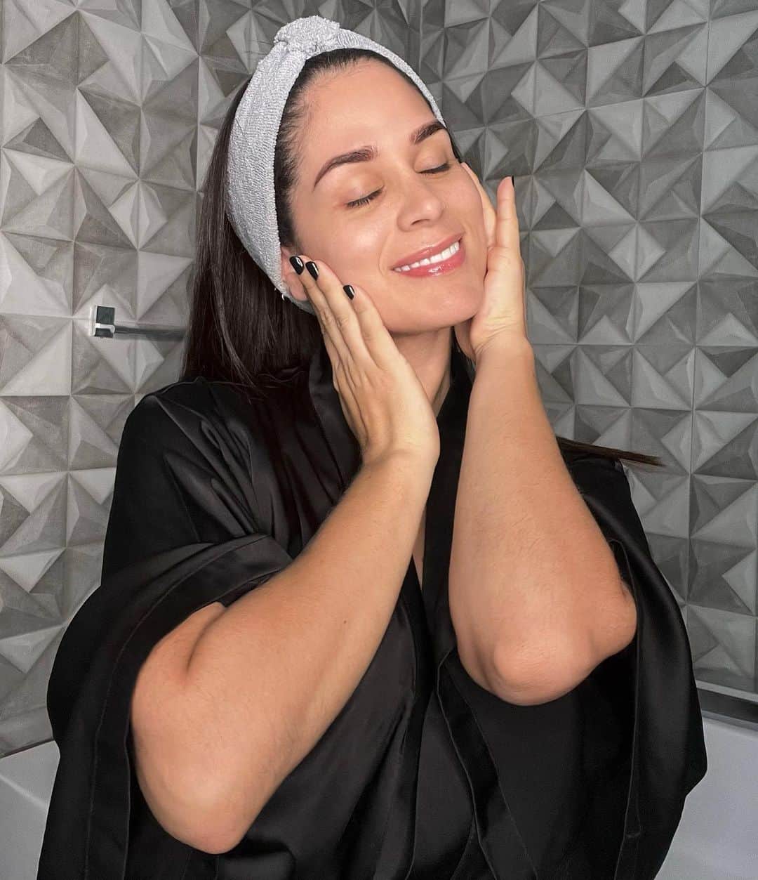のインスタグラム：「• Rostro limpio y sin maquillaje,y piel hidratada en todo el cuerpo   𝗣𝗔𝗦𝗢𝗦 𝗔 𝗦𝗘𝗚𝗨𝗜𝗥 :  🫧 Lavado de rostro con gel limpiador profundo  💧 Agua micelar 🧬 Mineral 89 🧴Crema corporal   𝗔𝗣𝗥𝗢𝗩𝗘𝗖𝗛𝗘 𝗟𝗢𝗦 𝗗𝗘𝗦𝗖𝗨𝗘𝗡𝗧𝗢𝗦 𝗘𝗡 ( @energy_mascalidadatuvida ) . Hoy y todos los miércoles 𝟮𝟱% 𝗺𝗲𝗻𝗼𝘀 en #maquillaje y #dermocosmética」