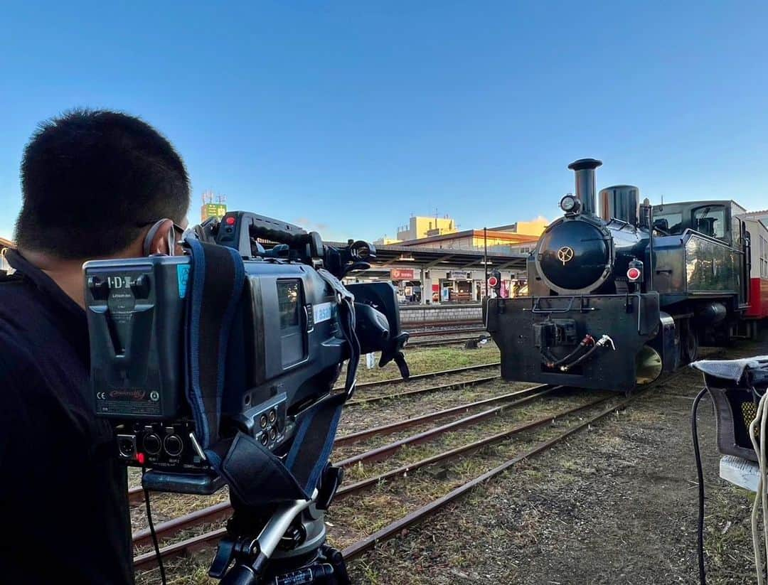 依田司さんのインスタグラム写真 - (依田司Instagram)「9月14日（木） 千葉県市原市にある小湊鉄道、五井駅から。 「駅周辺にバスや列車を待つのに雨や風、暑さや寒さを凌げる場所がない」という利用者の声を受けて始まった駅横のカフェスペース「こみなと待合室」。 綺麗な店内では、様々なドリンク、フードメニューや、小湊鐵道オリジナルグッズを販売しています。 小湊鉄道といえば、環境に配慮したクリーンディーゼルを使い、SLをモチーフに作られた列車「房総里山トロッコ」で有名。 シルバーウィークのお出かけスポットとしてもオススメですよ。  #こみなと待合室 #小湊鉄道  #GAP #ギャップ #依田さん #依田司 #お天気検定 #テレビ朝日 #グッドモーニング #気象予報士 #お天気キャスター #森林インストラクター #グリーンセイバーアドバンス #プロジェクトワイルド #IPCC伝導者 #japan #japantrip #japantravel #unknownjapan #japanAdventure #japanlife #lifeinjapan #instagramjapan #instajapan #療癒 #ilovejapan #weather #weathercaster #weatherforecast」9月14日 9時02分 - tsukasa_yoda