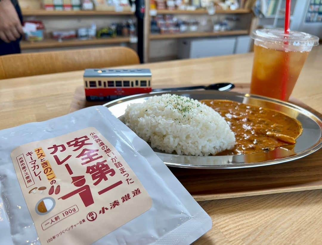 依田司さんのインスタグラム写真 - (依田司Instagram)「9月14日（木） 千葉県市原市にある小湊鉄道、五井駅から。 「駅周辺にバスや列車を待つのに雨や風、暑さや寒さを凌げる場所がない」という利用者の声を受けて始まった駅横のカフェスペース「こみなと待合室」。 綺麗な店内では、様々なドリンク、フードメニューや、小湊鐵道オリジナルグッズを販売しています。 小湊鉄道といえば、環境に配慮したクリーンディーゼルを使い、SLをモチーフに作られた列車「房総里山トロッコ」で有名。 シルバーウィークのお出かけスポットとしてもオススメですよ。  #こみなと待合室 #小湊鉄道  #GAP #ギャップ #依田さん #依田司 #お天気検定 #テレビ朝日 #グッドモーニング #気象予報士 #お天気キャスター #森林インストラクター #グリーンセイバーアドバンス #プロジェクトワイルド #IPCC伝導者 #japan #japantrip #japantravel #unknownjapan #japanAdventure #japanlife #lifeinjapan #instagramjapan #instajapan #療癒 #ilovejapan #weather #weathercaster #weatherforecast」9月14日 9時02分 - tsukasa_yoda