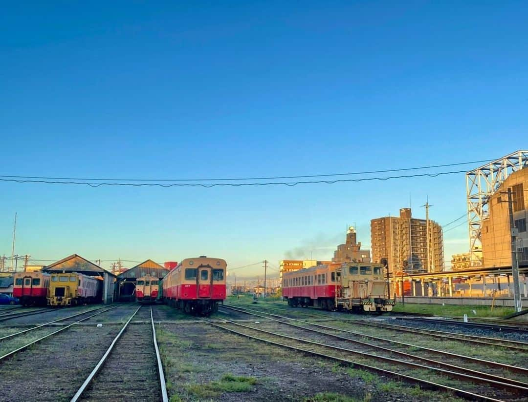 依田司さんのインスタグラム写真 - (依田司Instagram)「9月14日（木） 千葉県市原市にある小湊鉄道、五井駅から。 「駅周辺にバスや列車を待つのに雨や風、暑さや寒さを凌げる場所がない」という利用者の声を受けて始まった駅横のカフェスペース「こみなと待合室」。 綺麗な店内では、様々なドリンク、フードメニューや、小湊鐵道オリジナルグッズを販売しています。 小湊鉄道といえば、環境に配慮したクリーンディーゼルを使い、SLをモチーフに作られた列車「房総里山トロッコ」で有名。 シルバーウィークのお出かけスポットとしてもオススメですよ。  #こみなと待合室 #小湊鉄道  #GAP #ギャップ #依田さん #依田司 #お天気検定 #テレビ朝日 #グッドモーニング #気象予報士 #お天気キャスター #森林インストラクター #グリーンセイバーアドバンス #プロジェクトワイルド #IPCC伝導者 #japan #japantrip #japantravel #unknownjapan #japanAdventure #japanlife #lifeinjapan #instagramjapan #instajapan #療癒 #ilovejapan #weather #weathercaster #weatherforecast」9月14日 9時02分 - tsukasa_yoda