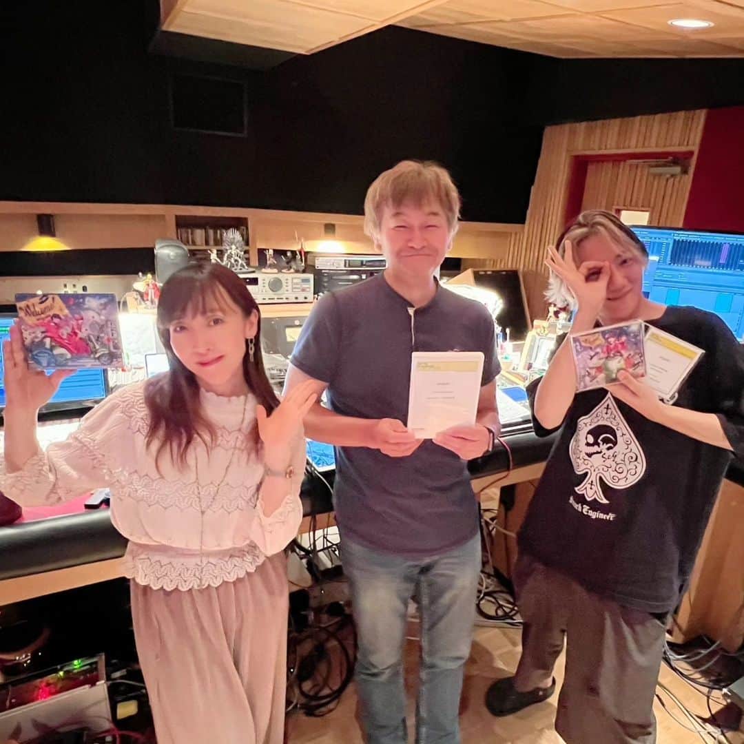 atsukoのインスタグラム：「アルバム『Welcome！』のマスタリング終了。 エンジニアの前田さんと！ 今回もらしく制作できました。 ツアーが楽しみ💕  #angela_welcome #angela_jpn #animesong #anime  #anisong」
