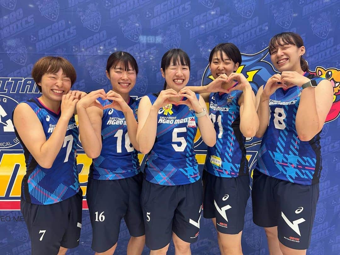 【公式】埼玉上尾メディックスのインスタグラム：「. ／ #イオンモール上尾  『バレーボール体験会🏐』 ＼  7/15(土)、8/5(土)、9/9(土)に イオンモール上尾にて 『バレーボール選手と一緒に！ 親子バレーボール体験会』 並びにワークショップを 開催いたしました✨  たくさんの親子にご参加いただき、 バレーボールを楽しんでいただきました😊  ご参加いただいた皆様、 イオンモール上尾の皆様、 本当にありがとうございました🌟  ぜひ、上尾市でのホームゲームに 足を運んで応援してください📣  #埼玉上尾メディックス #vリーグ #バレーボール #女子バレー #vリーグはバレーだよ #イオン #上尾 #埼玉 #親子 #体験会」