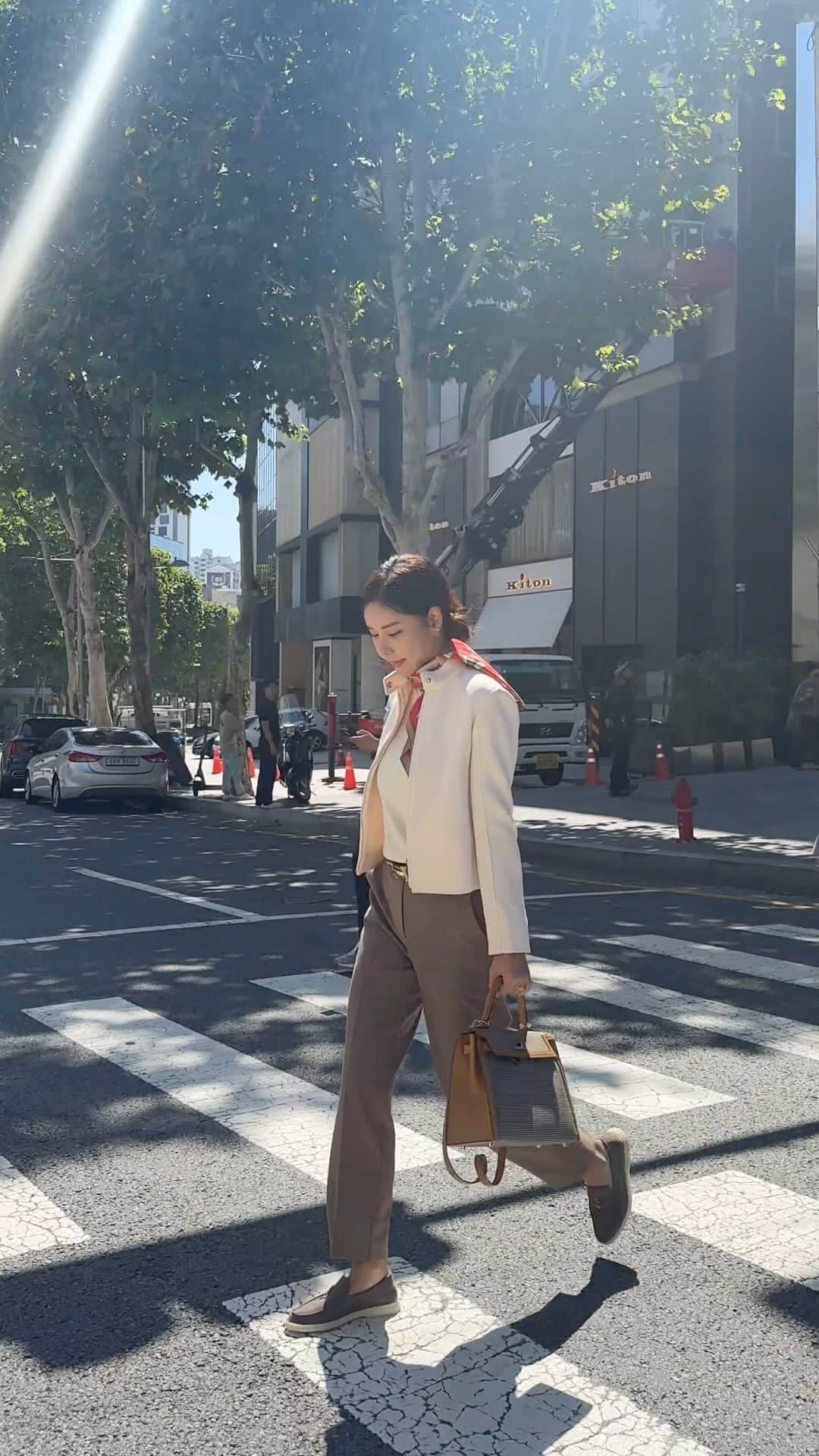 のインスタグラム：「에르메스, 로로피아나와 어버브🤎 명품브랜드와 믹스매치해도 완벽한 룩이 완성되는 어버브의 이번 #맨날입는슬렉스 는  이번시즌 원단이 훨씬더 업그레이드 되었어요 소재, 봉제퀄리티, 핏까지 모두갖춘 명품속에서도 빛나는 우리 어버브 시그니쳐 슬렉스!  이번시즌 원단이 보다 더 업그레이드 되어서 탄탄하지만 유연하게 툭 떨어지는 핏감이 정말 예술!! 핀턱라인이 없이 일자로 뚝 떨어지는 슬림한 핏감이 진짜 진짜 올드머니의 정석을 보여주고요 구김이 없어 오래 앉아 있어도 걱정없고 무릎나옴 역시 걱정할 필요가 없지요:)  10부 기장의 길이감으로 로퍼나 단화에 입으면 정말 고급스러운 올드머니룩이 완성 됩니다!!  사이즈는 S(26-27) M(28-29) L(30-31)  길이는 기본/숏 으로 준비했으니 내일 금요일 놓치지 마세요!」
