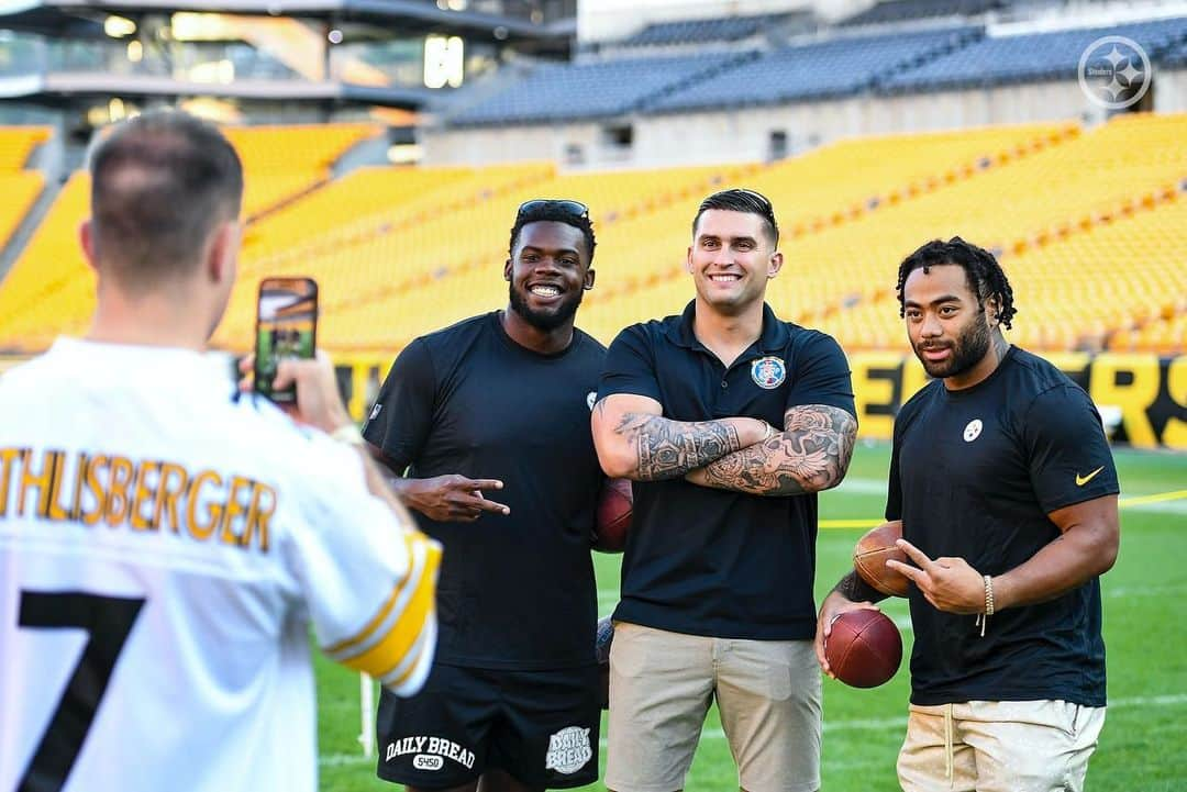 ピッツバーグ・スティーラーズさんのインスタグラム写真 - (ピッツバーグ・スティーラーズInstagram)「On Wednesday night, the #Steelers honored members of the Armed Forces during the 15th annual Heroes Night Out at @acrisurestadium」9月14日 9時08分 - steelers