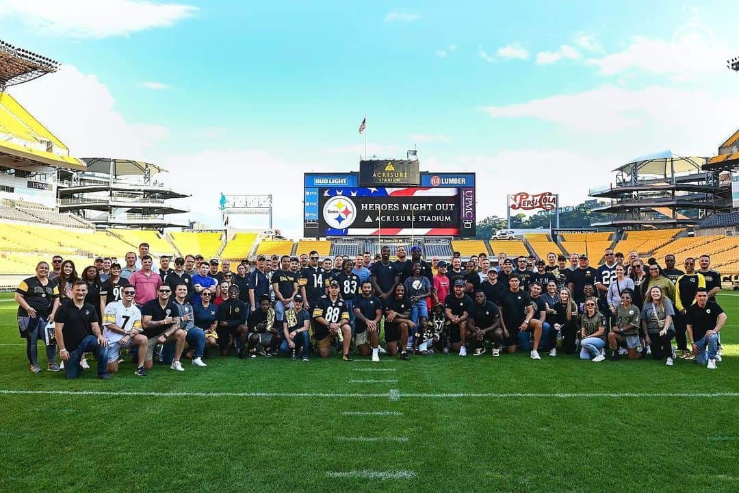 ピッツバーグ・スティーラーズのインスタグラム：「On Wednesday night, the #Steelers honored members of the Armed Forces during the 15th annual Heroes Night Out at @acrisurestadium」