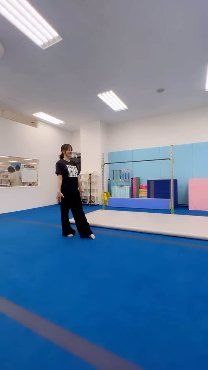 田中理恵のインスタグラム：「ジャーンプッ‼️ 今日も頑張っていきましょう👍🍀 トレーニング成果出てきた出てきた🩵  #産後3ヶ月」