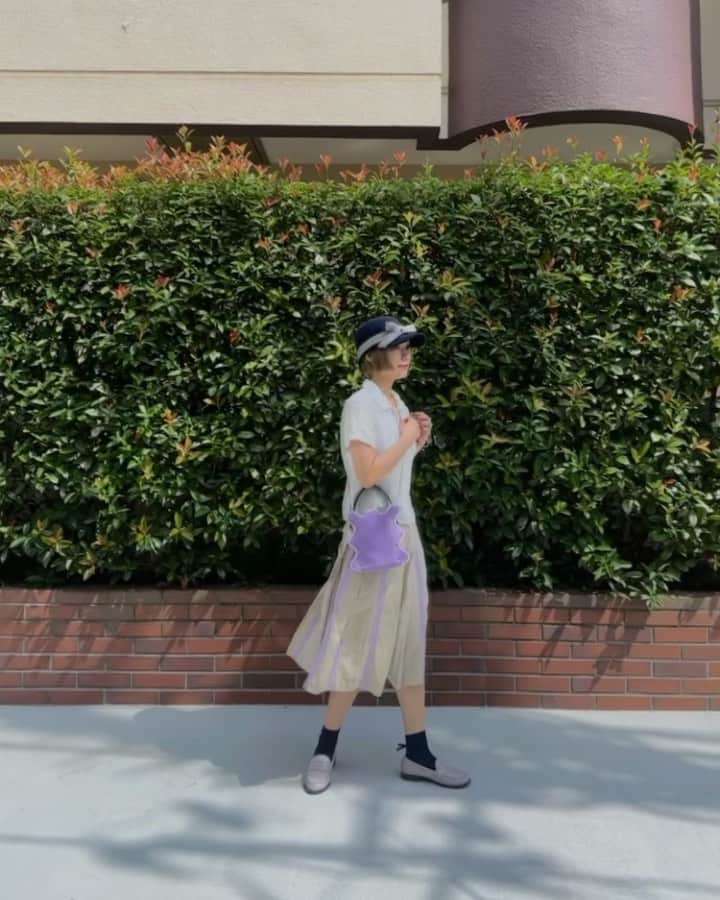 相羽瑠奈のインスタグラム：「🌚🕊️🌂🐰🎀  capのリボンを上で結んでみた୨୧  cap @roneparc tops @sinoon.official skirt @viviennewestwood  bag1 @norienomoto_official bag2 @kkco  ring @gagan.jewelry  bracelet @tiffanyandco shoes @haruta_official_」