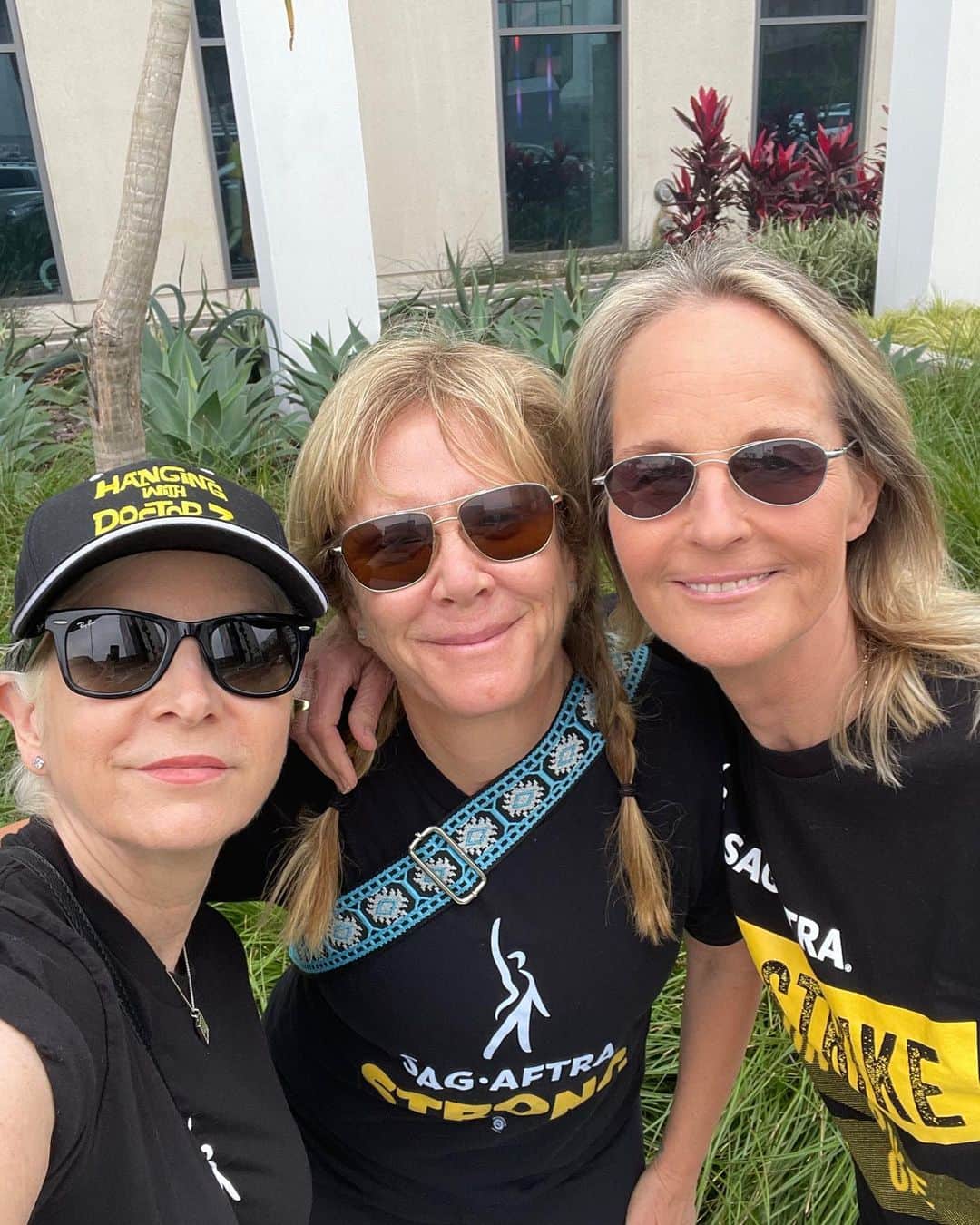 ヘレン・ハントのインスタグラム：「Here with artists @jackiemontreal and @romyrosemont marching in support of the truth that human beings and human beings who make art matter.   Who had kids and teens during early Covid? Who was scared shitless that this would crush their spirits? Who turned to movies and TV, to the work of actors and writers to lift their spirits?  I sure did.  #unionstrong @sagaftra @writersguildwest @wgaeast」