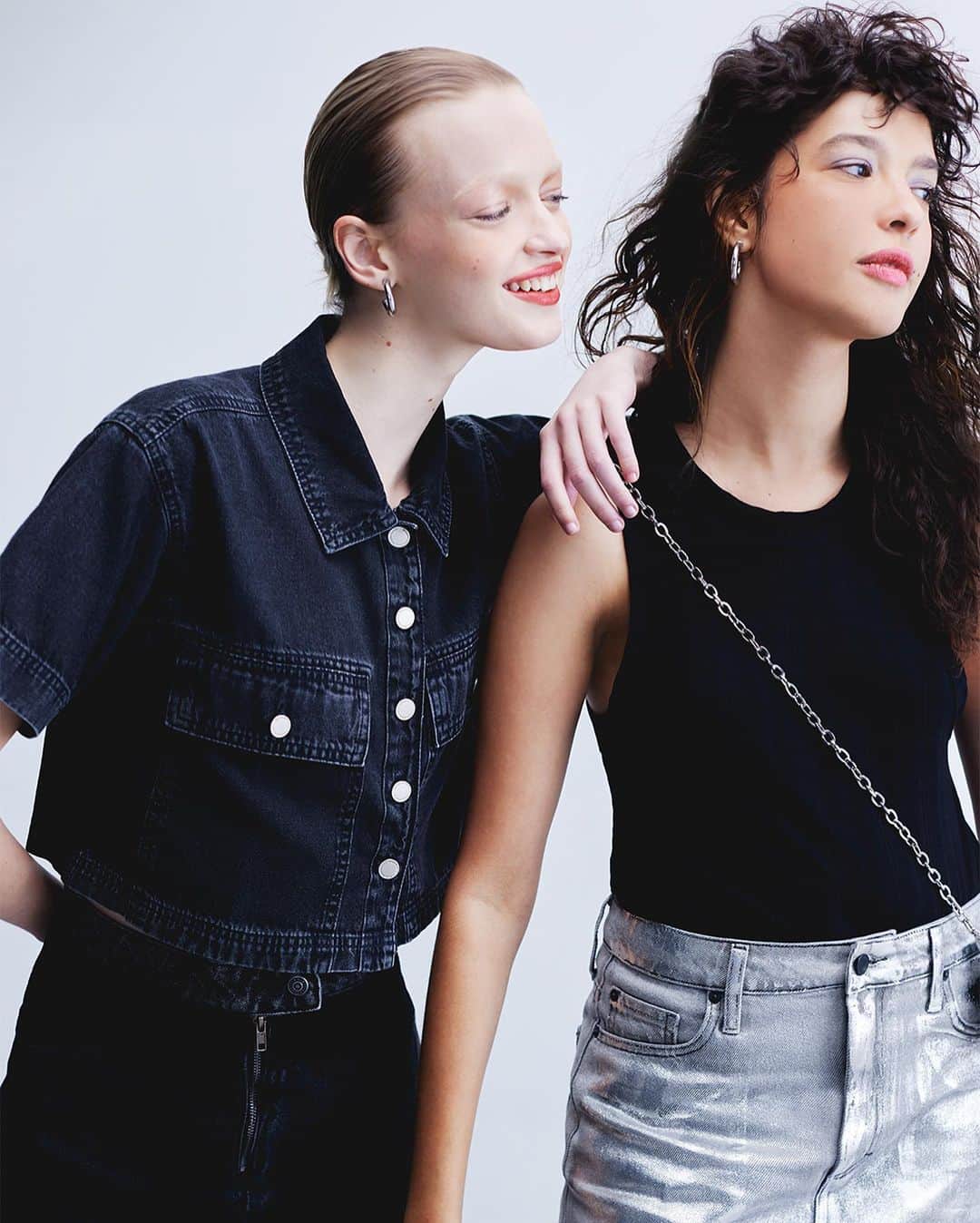 ロジャス・レナーのインスタグラム：「Foi aqui que pediram mais tendências? 😍 As peças metalizadas têm forte influência da estética futurista e são perfeitas para quem quer uma versão mais fashionista do jeans. Passe para o lado e garanta suas favoritas. #Jeans #MaisJeans #ReJeans ​  blusa tomara que caia 834645702 | calça jeans 834658431 | saia curta jeans 879705191 | blusa sem manga 731447316 | camisa cropped jeans 847245513 | saia curta em jeans 848465374 | blusa cropped 846047347 | sandália rasteira 853251856」