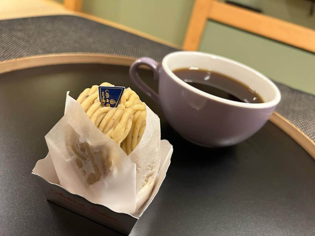 山本かおりさんのインスタグラム写真 - (山本かおりInstagram)「わざわざ旅行先まで持ってくるくらい 好きなケーキ🍰😁笑  일부러 여행지까지 가지고 올 정도로 좋아하는 케이크🍰😁ㅋㅋ  I brought my favorite cake on a trip 🍰😁lol  #和栗のモンブラン #モンブラン #ケーキ #栗 #スイーツ #カフェ #montblanc #cafe #和栗 #cake #sweets #銀座みゆき館 #コーヒー #デザート #몽블랑」9月14日 9時32分 - mochamocchan