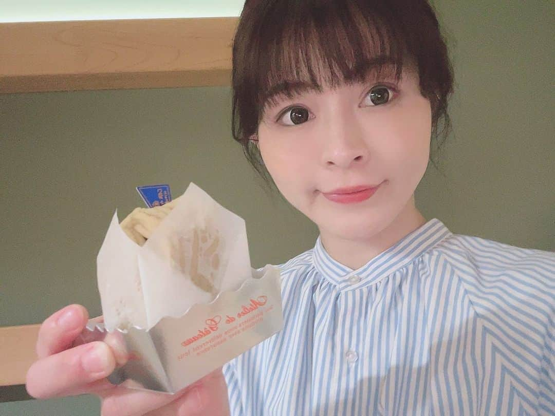 山本かおりのインスタグラム：「わざわざ旅行先まで持ってくるくらい 好きなケーキ🍰😁笑  일부러 여행지까지 가지고 올 정도로 좋아하는 케이크🍰😁ㅋㅋ  I brought my favorite cake on a trip 🍰😁lol  #和栗のモンブラン #モンブラン #ケーキ #栗 #スイーツ #カフェ #montblanc #cafe #和栗 #cake #sweets #銀座みゆき館 #コーヒー #デザート #몽블랑」