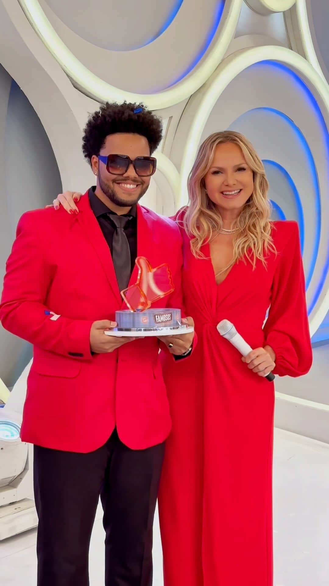 Eliana Michaelichin Bezerraのインスタグラム：「Gente?!!!!! O mega star @theweeknd comentou a performance do nosso programa com a participação do talentoso @marcoskennedy16. Como prometido aí vai um breve making of do carinho que toda a nossa equipe tem para produzir conteúdos divertidos pra vcs. Parabéns @arieljacobowitz, @dedecoool, @ricarmona  e toda a equipe super envolvida do @programaeliana.」
