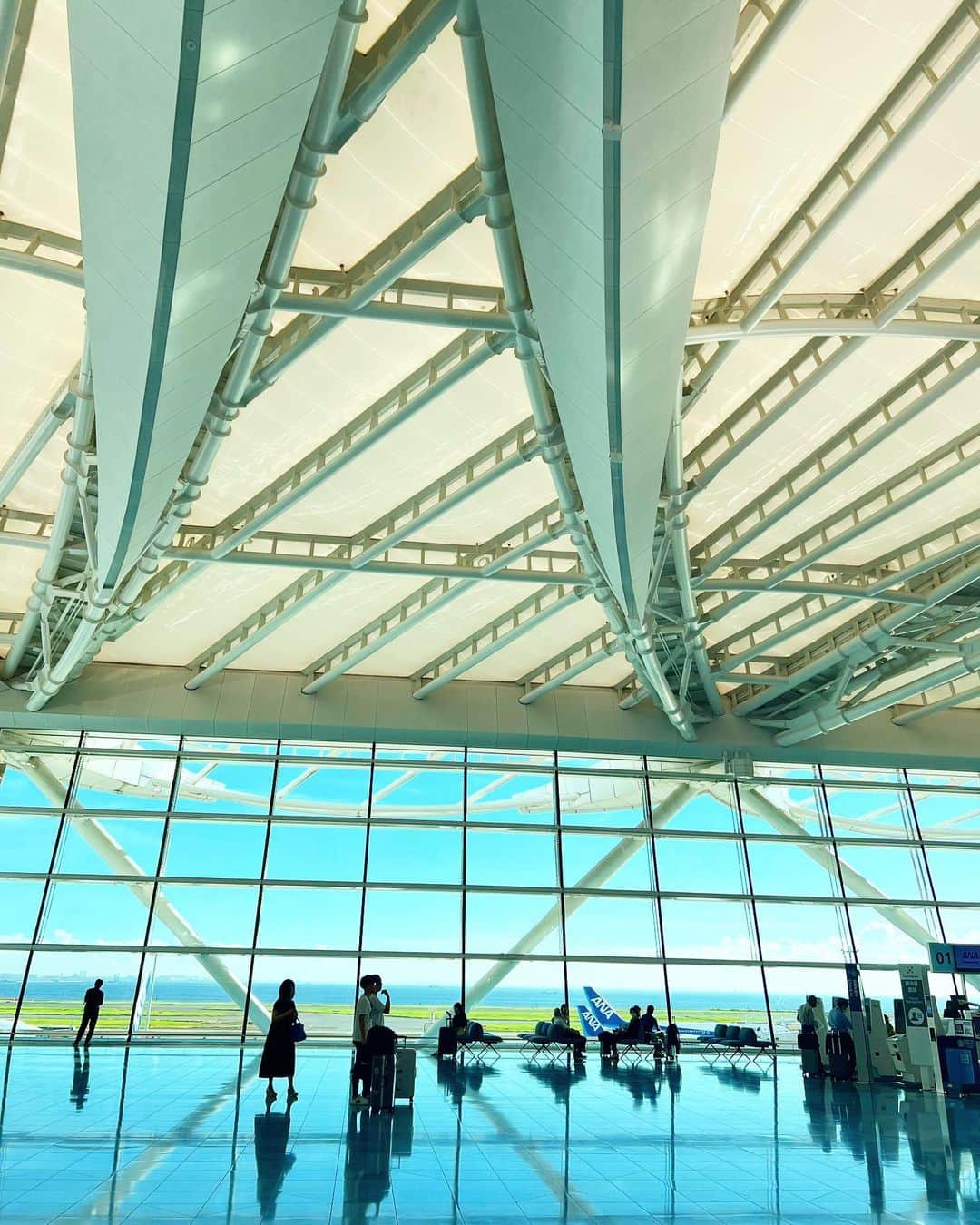 黒田啓蔵のインスタグラム：「おはようございます😃  これから海外出張。  羽田の国際線ターミナルから、、  行ってきまーす。😊😃  #朝 #羽田空港 #国際線 #第二ターミナル  #美しい空港 #台湾🇹🇼 #撮影 #仕事」