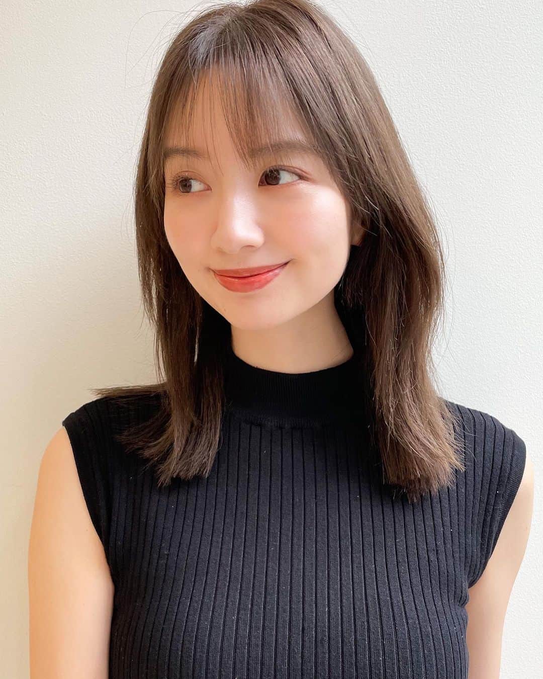 上遠野裕樹のインスタグラム：「シンプルなスタイルで大人感を✨  ひし形シルエットで年齢問わず誰にでもフィットするスタイルです✨クセがある方には真っ直ぐになり過ぎないシルク縮毛矯正をおすすめします✨ . オーダーの参考に保存をいていただくと便利です📌 .  理想な髪型になるようにデザインさせていただきます！ . . ☑︎毎日なんかキマらない ☑︎かわいい髪型にしたい ☑︎艶が欲しい ☑︎キレイに伸ばしたい ☑︎前のカットで失敗された . 1つでも当てはまる方はご相談ください！ ． 自信をもってキレイにサラサラにします。 . ご予約はプロフィールURLからホットペッパー、またはインスタに直接DMでお受けしてます。 . 誰もが持つ髪のお悩み。一緒に解決していけたらと思います。全力でキレイにさせていただきます。 . Agnos青山  03-5469-3344 東京都南青山5-11-10南青山511ビル3F ----------------------------  #ミディアム #ミディアムスタイル #大人ミディアム #大人ヘア #ミディアムヘア #ミディアムヘアカタログ #ミディアムレイヤー #ワンカール  #レイヤー #オフィスヘア  #似合わせカット #似合わせ #顔まわりカット  #ひし形シルエット #大人かわいい  #小顔カット #ヘアカタログ #モテ髪 #顔まわりレイヤー  #カット #ストレート #ストレートヘア　 #20代ヘアスタイル #30代ヘアスタイル #40代ヘアスタイル  #50代ヘアスタイル #青山美容室 #表参道美容室」