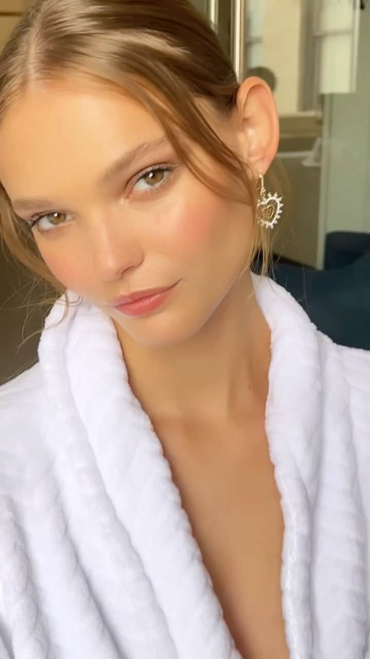 Mayela Vazquezのインスタグラム：「Behind the scenes creating the makeup look for @marchesafashion ✨ Hair @tiffanyfodor — Model @kjnara.s #marchesafashion #marchesarosa #mayelavazquezbeauty」