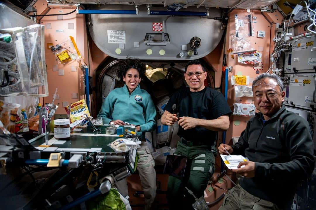 国際宇宙ステーションのインスタグラム：「Expedition 69 Flight Engineers (from left) Jasmin Moghbeli and Frank Rubio, both from NASA, and Satoshi Furukawa of JAXA (Japan Aerospace Exploration Agency) join each other for lunch aboard the International Space Station's Unity module.  #nasa #jaxa #astronaut #flight #engineer #lunch #lunchtime #time #unity #international #space #station」