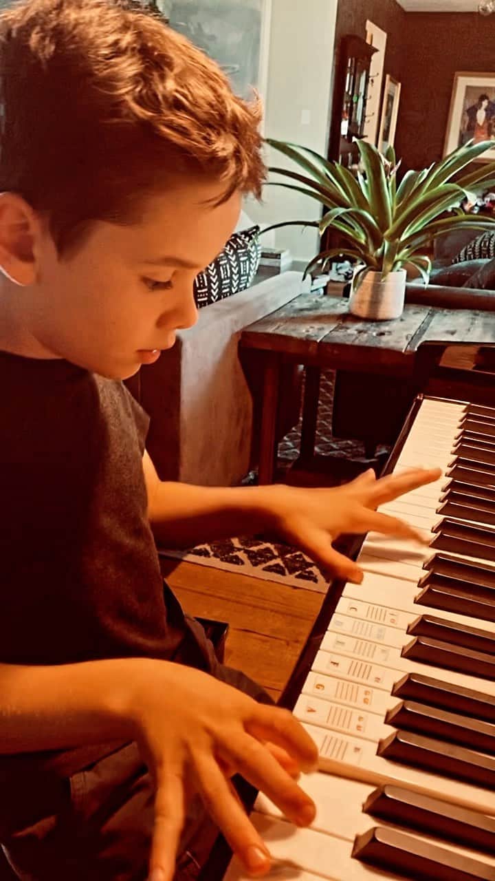 シャイアン・ジャクソンのインスタグラム：「My sweet little piano man.  He’s been practicing this every day.  I’m gonna get him a real piano teacher now.  I’ve taken him as far as I can.  Now I need a professional.  Any good suggestions for piano teachers in la?」