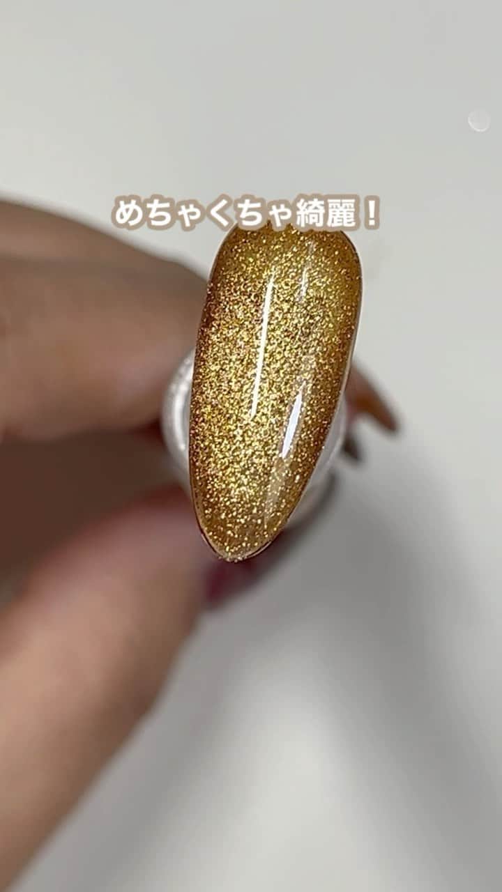agehaのインスタグラム：「#agehagel  マスカレードコレクション 大好評でたくさんタグ付け ありがとうございます😊  やってみたかった事。。 カラージェルにパウダーをダイレクト！（笑）  今回のシリーズを作っていた時から これが出来る濃度とかも 計算して作ったカラージェルなんです♡  MAG#10 と9は 粒子違いなんですが、、 10と9の間が欲しいなー！  って事で、、 検証中！^ ^ ワクワク♡」
