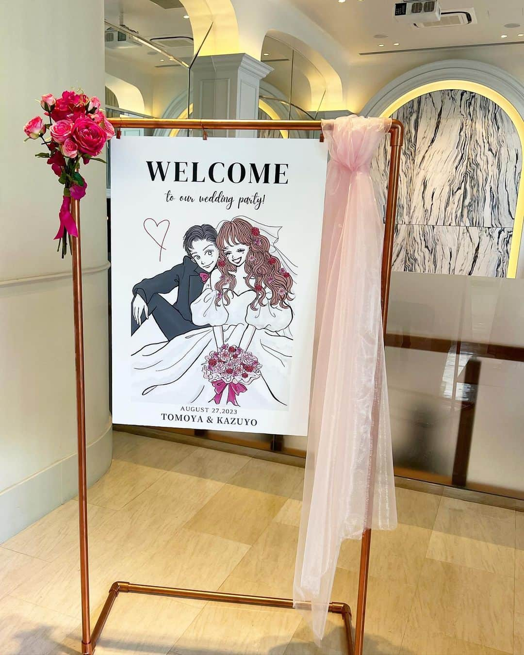 Dressy編集長 ♡miiのインスタグラム：「すっかり9月。 こないだかずよさんの結婚式に行かせてもらった🤍 @kazuyon0820  まじで、一生泣いてた(笑)見返してもちょっと笑えるくらい泣いた結婚式。  かずよさんと働いてた頃を思い出して懐かしい気持ち。DRESSYと farnyの立ち上げ期、SNSも任せてもらえるパートナーさんがすごく増えた頃🧸出会った時、わたしはまだ20代前半で感情がすぐ揺れて、経験も浅かったわたしなのにかずよさんがいつも隣で支えてくれたな😭という思い出。もらったお手紙を読んであの頃を思い出しました🤍  改めて結婚おめでとうございます🤍あの頃から話に聞いていたアーフェリーク白金で、やっぱり赤のドレスで。さらに挙式は天使の羽ドレスだった👼会場コーディネートも、高砂も、ヘアスタイルも、ここちゃんもぜーーーんぶかずよさんの好きが詰まってて可愛すぎる結婚式でした🤍#プラコレ #DRESSY花嫁 #結婚式」