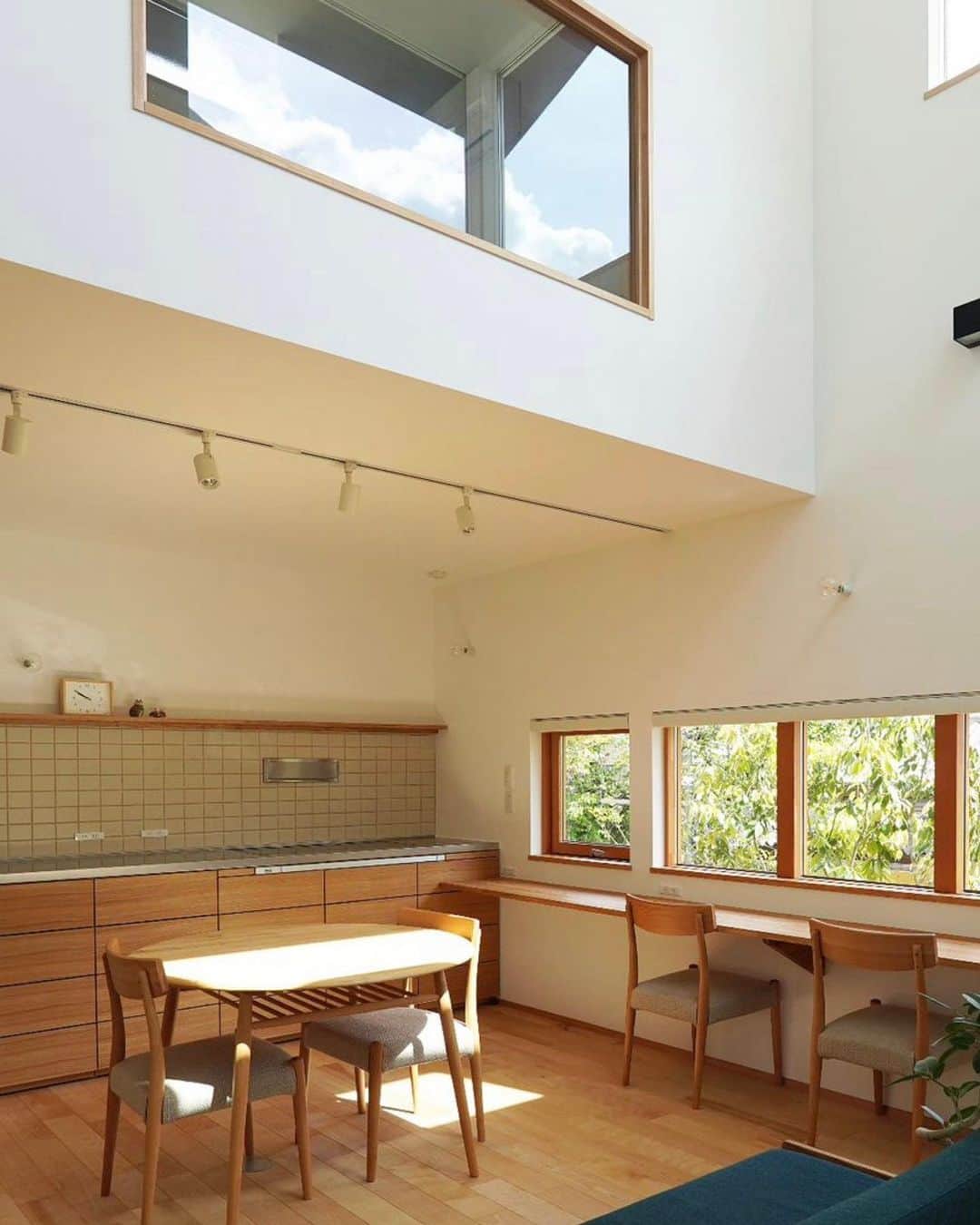 ムクリ［mukuri］さんのインスタグラム写真 - (ムクリ［mukuri］Instagram)「「リビングから見える景色が全部好き」好きでつながる家  住宅建築のお仕事をされていた経験から 細部までこだわり抜いたご自宅。  玄関からひと続きになったリビング。  そのリビングには 趣味のカフェ巡りからインスピレーションされた カウンターと木製のオーダー窓があり 植栽を眺めるひとときは至福の時間。  開放感ある吹き抜けと大きな窓からは 日差しがたっぷりと注ぎ なんとも居心地のいい空間です。  リビングに同化したような 壁付きキッチンやすっきり整ったインテリアにも ぜひ注目してみてください。  ▶︎Special thanks @kumako.ie   「くらしのインテリア」では マガジンや動画形式でインテリアの好きなところや こだわった場所をご紹介しています！  –––––––––––––––––– ムクリ公式アカウントでは くらしの中にある"好き"や"コダワリ"を毎日お届け。  インテリア、整理収納から家づくりなど 日常で参考になる情報から サラッと読める短編コラムまで ご紹介していますのでフォローしてぜひご覧ください。 ▶︎ @mukuri_official ・  「 #ムクリ 」のタグもいつも楽しく拝見しています☺️  オリジナルブランドは @daily_mukuri  くらしの中にあったらいいいな、 そんな商品を企画・制作、集めています。 ––––––––––––––––––  #注文住宅#マイホーム#マイホーム記録#リビング#リビングインテリア#ナチュラルインテリア#シンプルインテリア#ソファ#モモナチュラル#momonatural#無垢フローリング#吹き抜け#中庭のある家#中庭のある暮らし#ウッドデッキ#木製窓#カフェみたいな家#自然素材の家#家づくり#暮らしを楽しむ#丁寧な暮らし#設計事務所とつくる家#くらしの編集#ムクリ」9月15日 21時05分 - mukuri_official