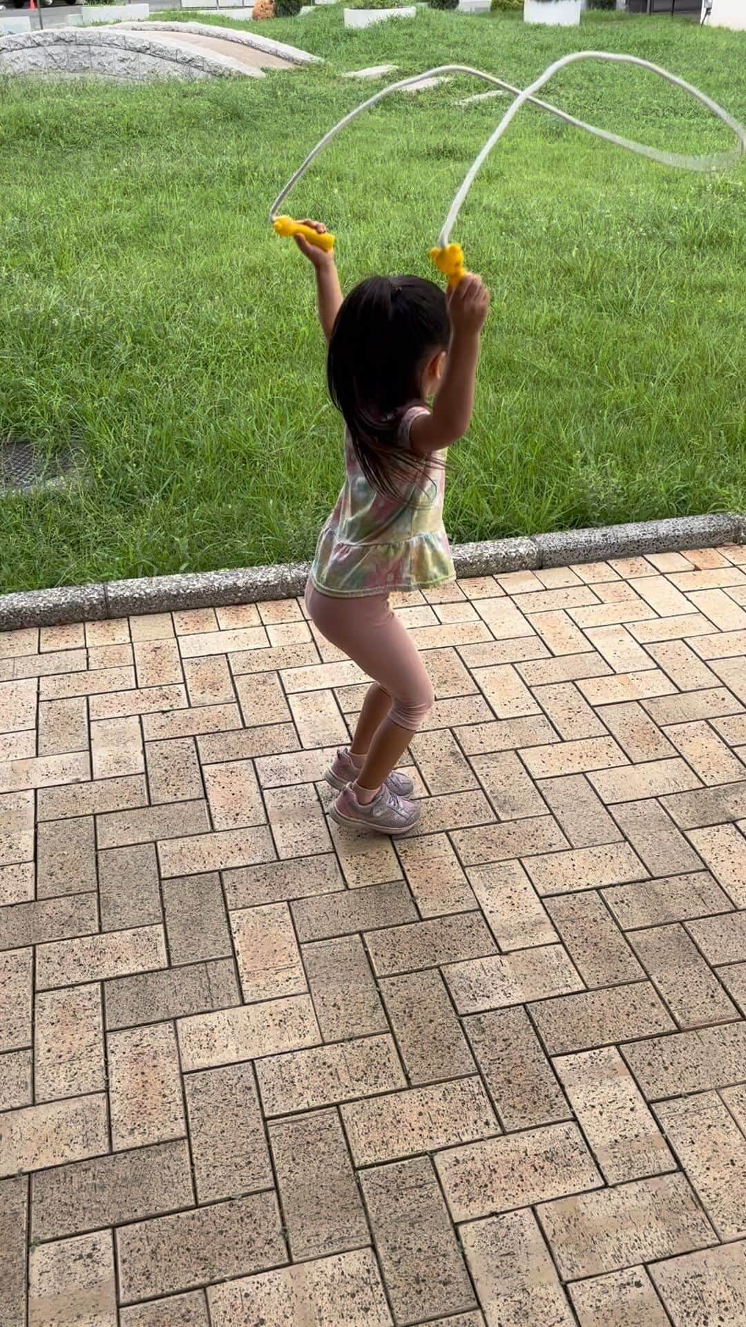 のインスタグラム：「. 5歳の長女☺️ あまり運動神経がいい方ではないけど 地道に努力をするタイプ👏✨  次は二重跳びだと張り切っております😆‼️  母は勉強は教えられないけど 運動ならまかせて！💪😂✨w  #5歳女の子 #縄跳び #次女は応援団  #成長記録」