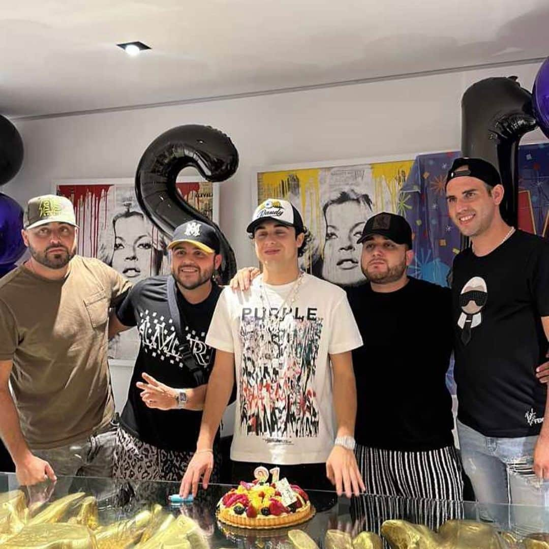 ケビン・オーティズのインスタグラム：「una fotito de ayer con mis carnales  #happybirthday te amo bro ❤️🙏🏻 #21  @oscarortizoficial @anthonyortizz1 @bmusic003 @gerardoortizoficial」